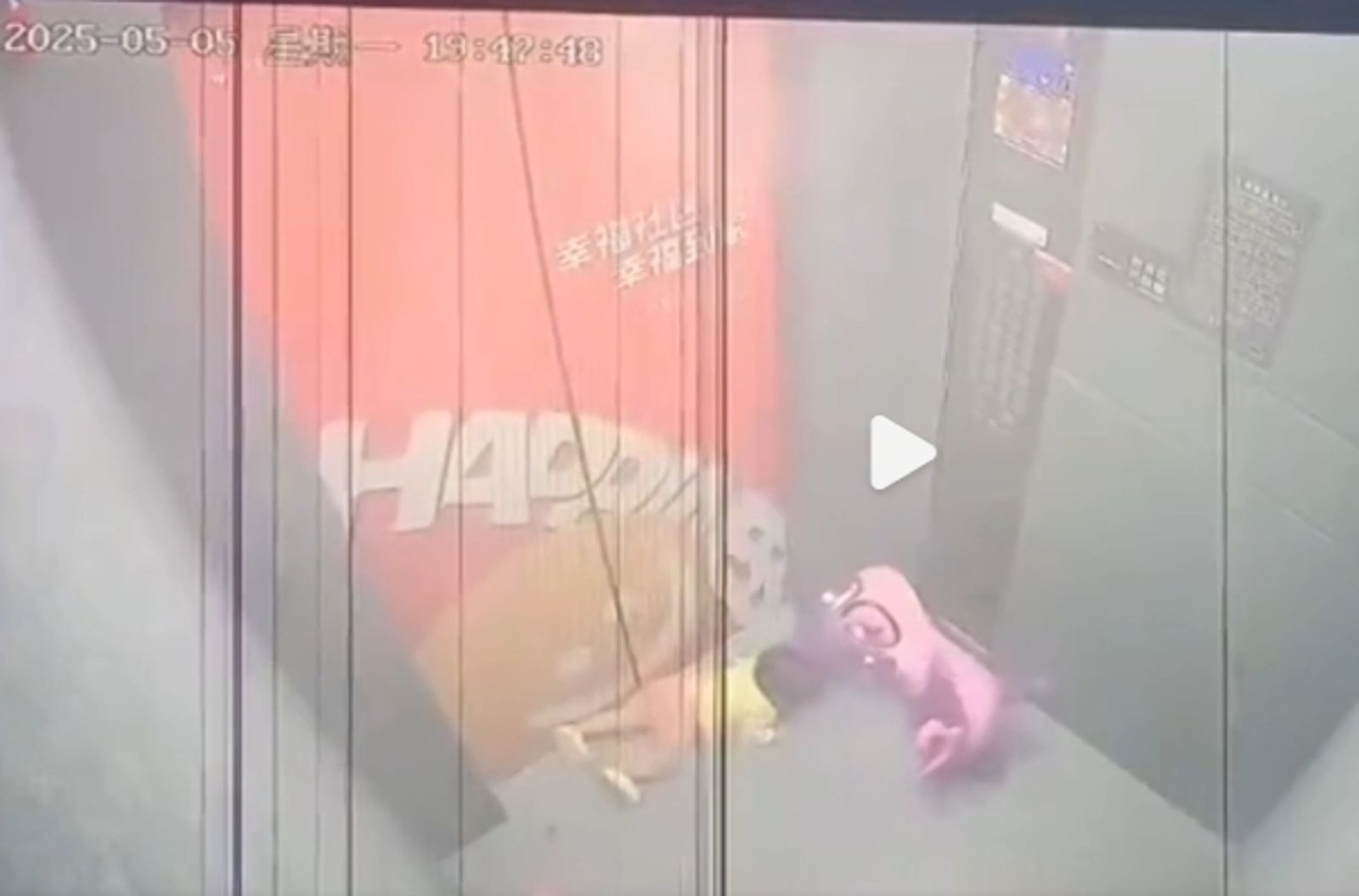 中國一名孩童卡電梯內，遭重摔地面。圖／翻攝自微博