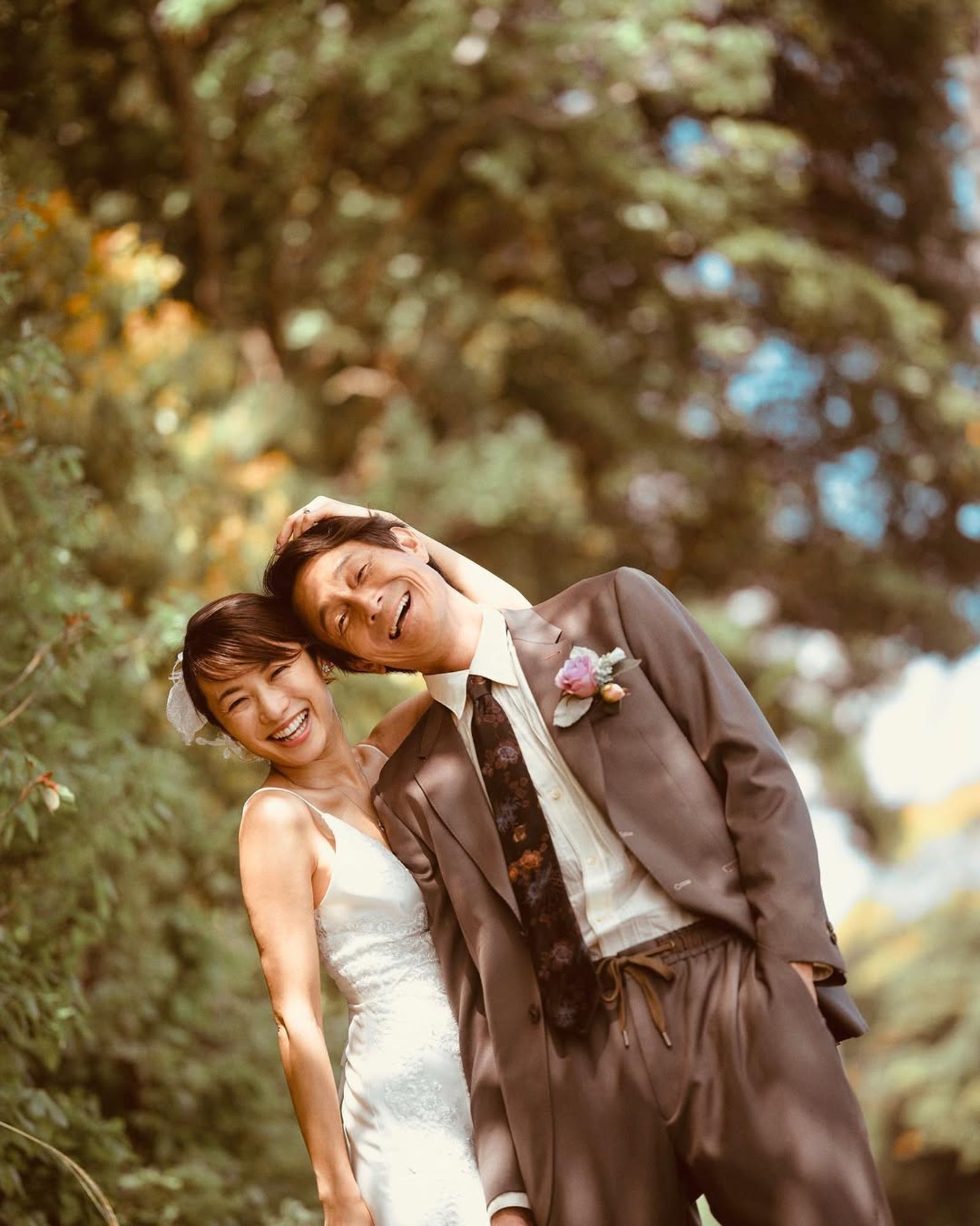 吉田榮作（右）4年前與內山理名再婚。翻攝IG翻攝IG@eisakuyoshida_official