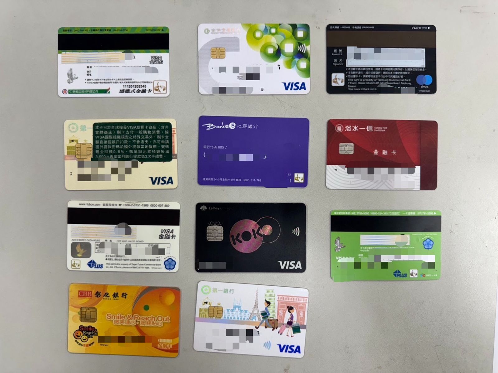 馬籍車手持大量不明提款卡。翻攝畫面