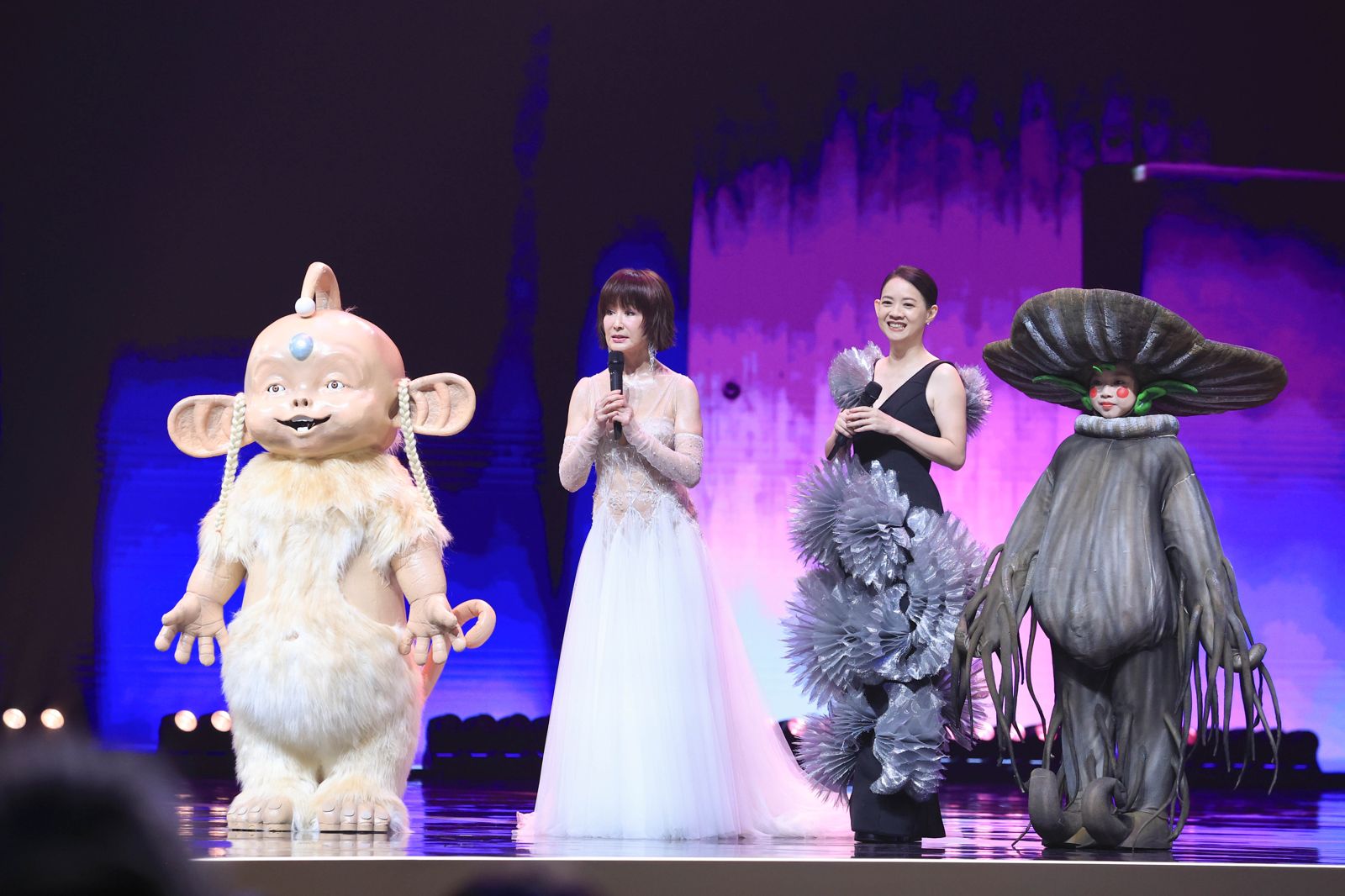 潘迎紫（左二）現身掀收視高點。三立提供