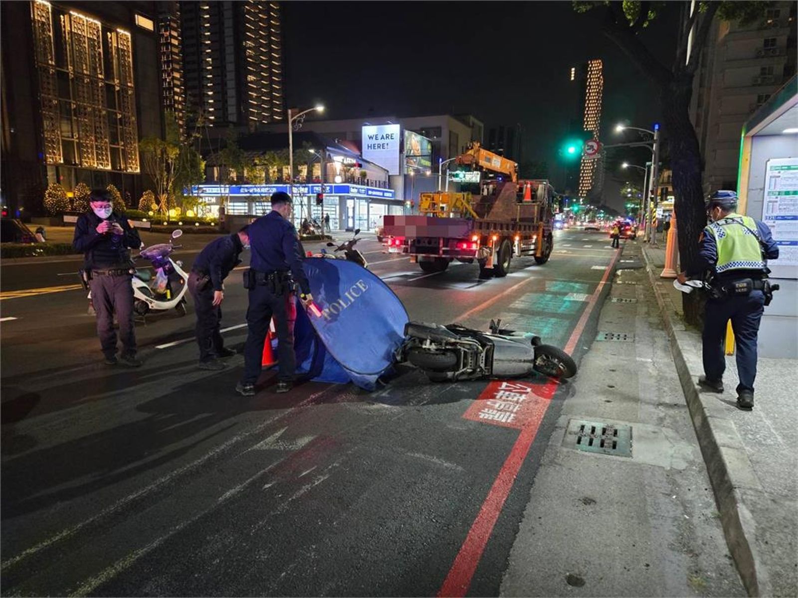 魂斷跨年夜 大貨車擦撞機車輾斃男大生 運將驚嚇跪地自責
