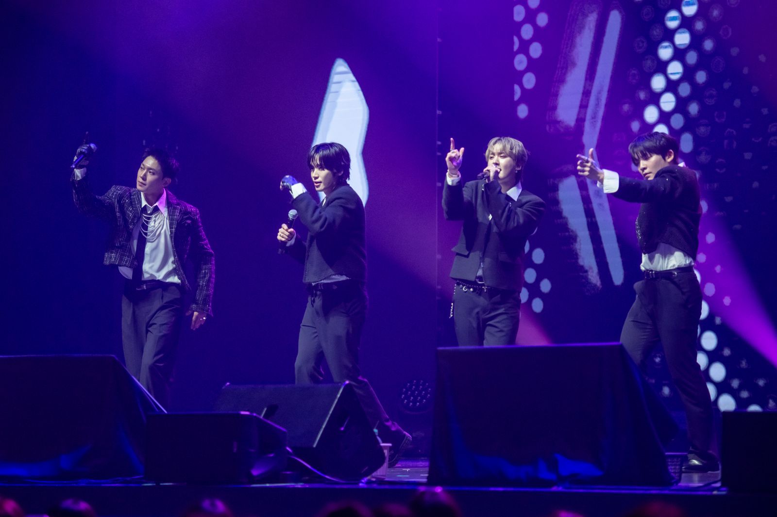 成員創造、Ricky、Niel特別為天地準備生日蛋糕驚喜，為天地熱唱生日快樂歌。網銀國際影視提供