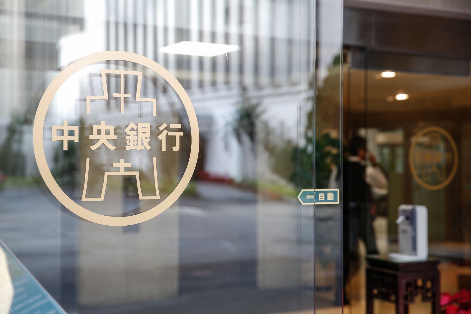 關稅貨幣戰2/關稅談判台幣承壓 科技大廠老闆:升到1比25台廠倒一片