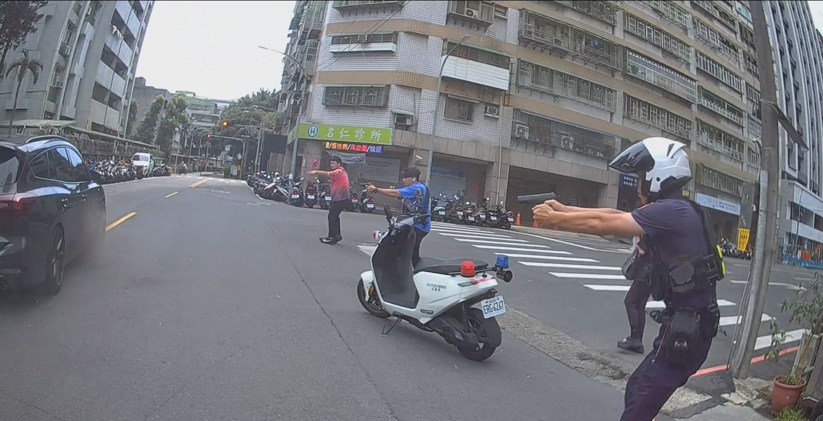 執行搜索遭衝撞2警掛彩 土城警街頭連開16槍逮毒蟲