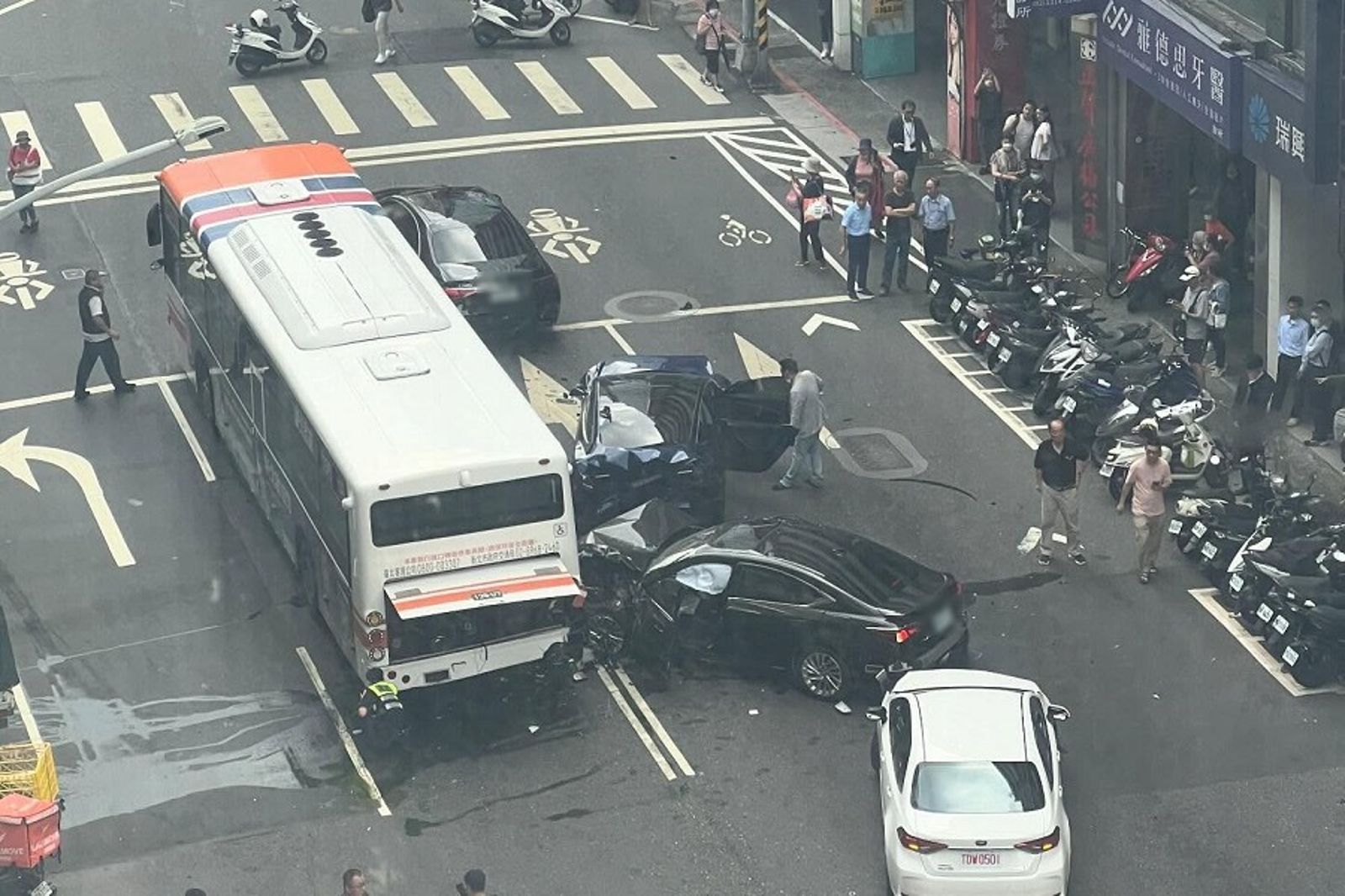 重慶南路車禍8傷!78歲翁駕豪車「撞擊過程」曝 1行人驚閃險遭撞