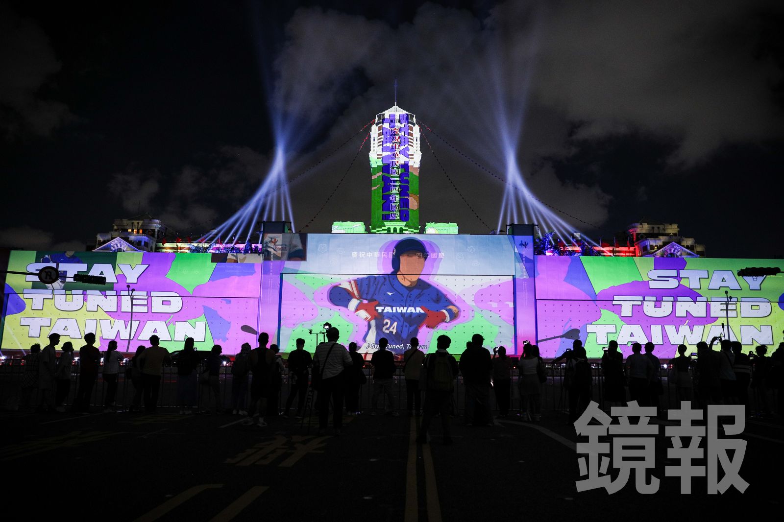 今年國慶光雕秀回顧多部經典戲劇及節目，當然少不了「台灣隊長」陳傑憲奪冠的英姿。（圖／鄒保祥攝）