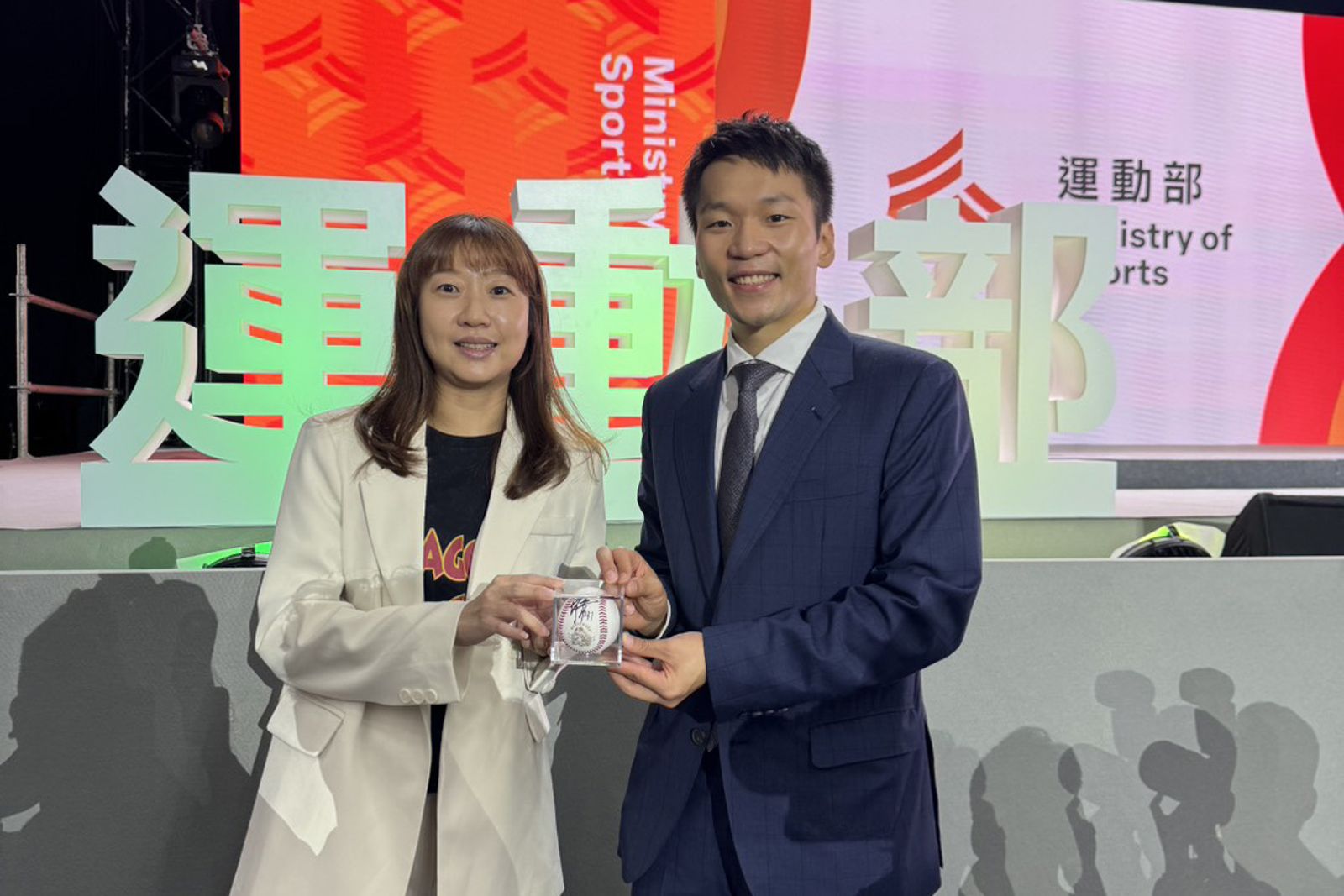 中職／運動部掛牌！李洋就任首任部長　味全龍贈林智勝引退簽名球致意