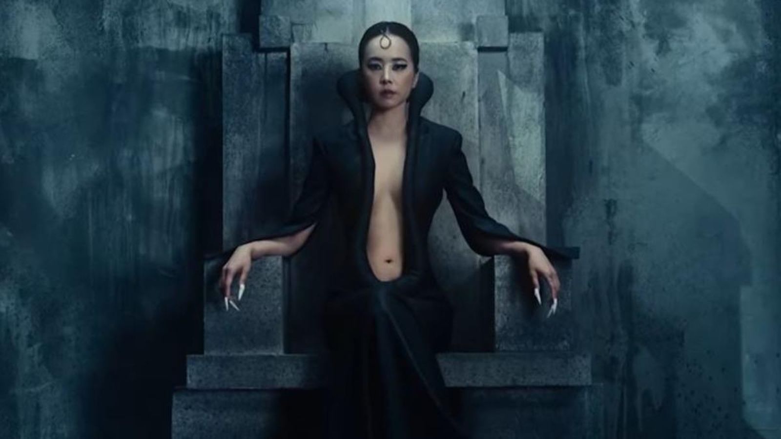 蔡依林挖空深V超兇上圍見客　貼文一出大家急問：康民順是誰