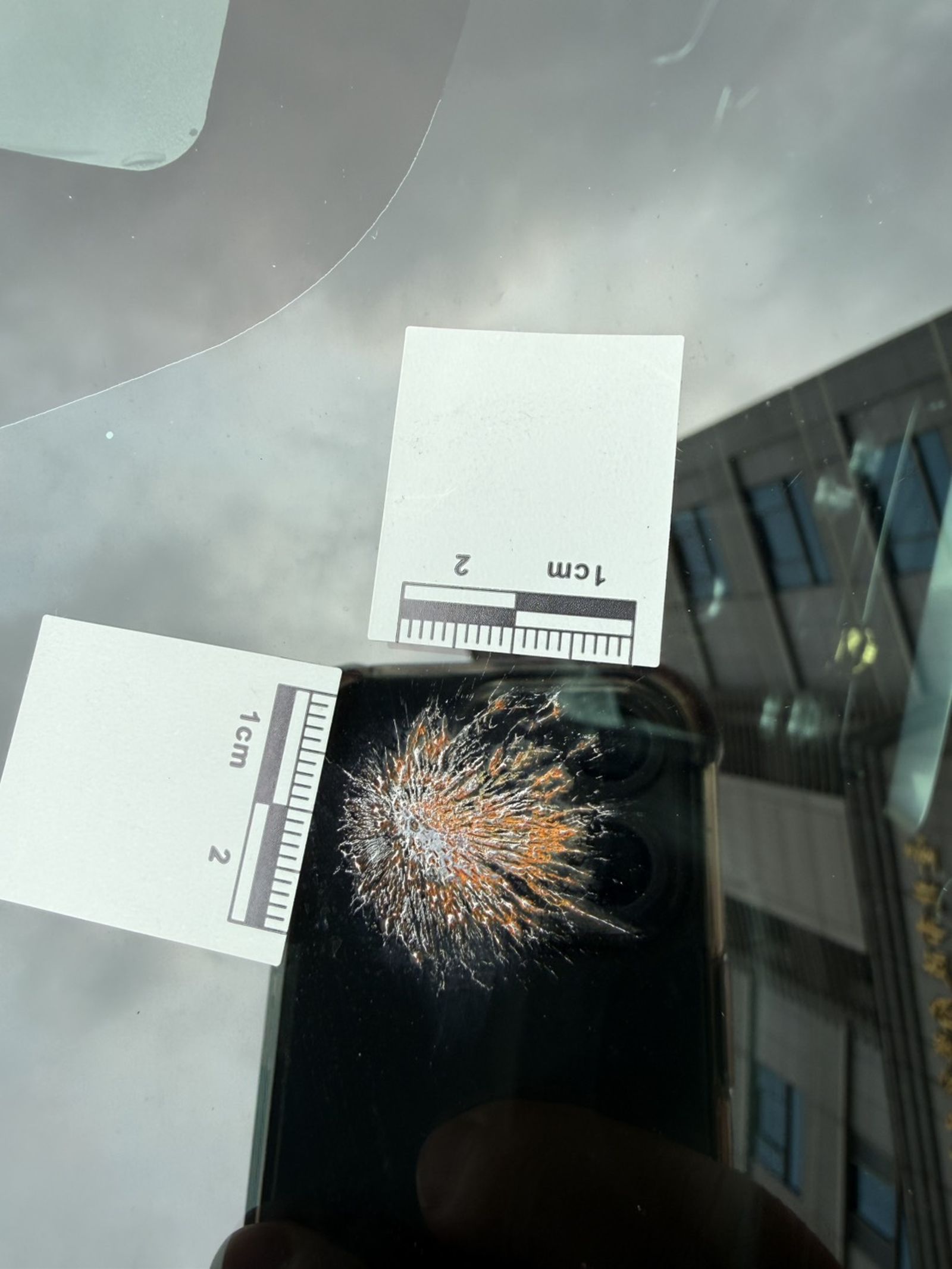 愛車驚見「放射狀彈孔」！女車主嚇壞報警　鑑識小組到場一摸真相大反轉