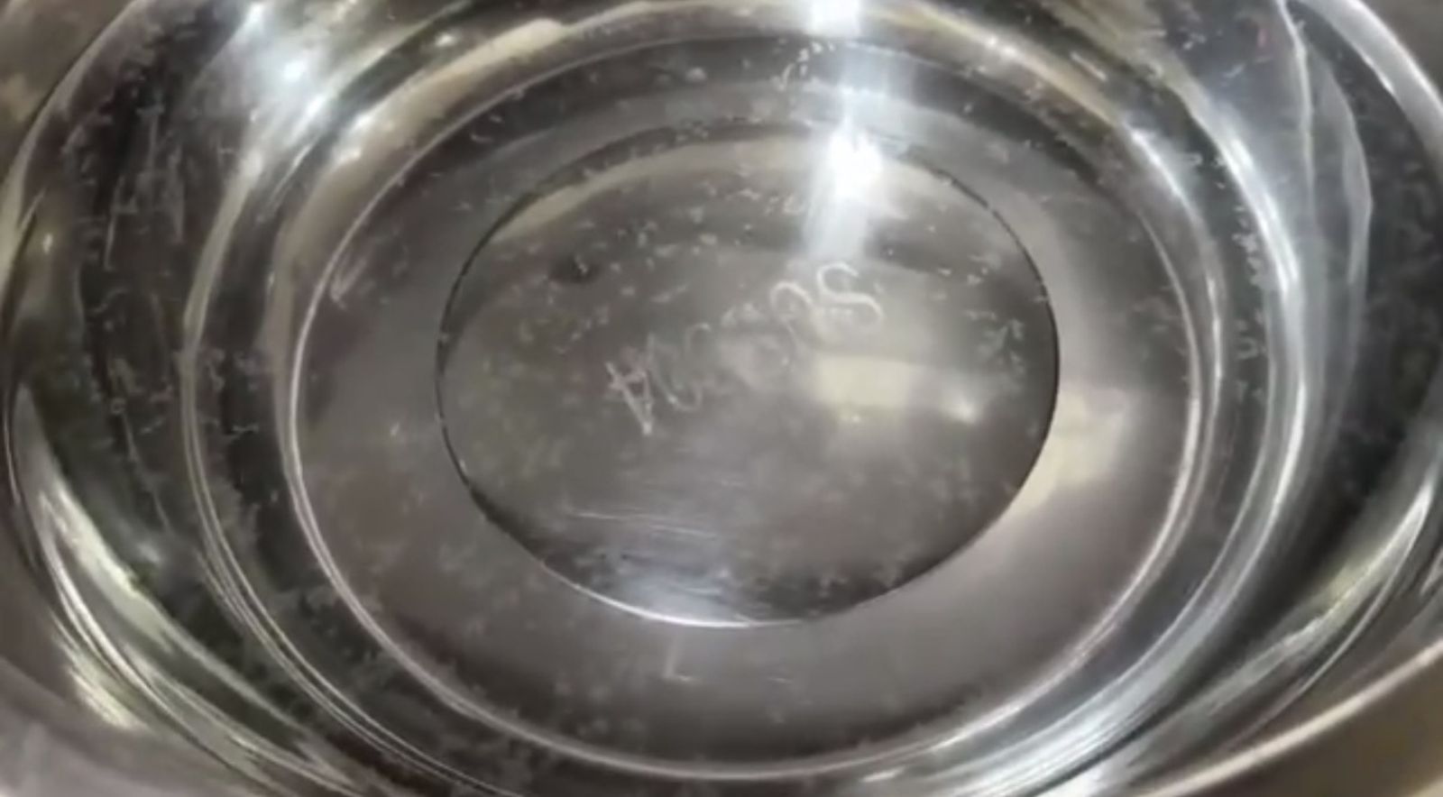 超噁心!桃園非法托嬰中心冰箱肉品過期逾3個月 鍋裡飲水出現「白色漂浮物」