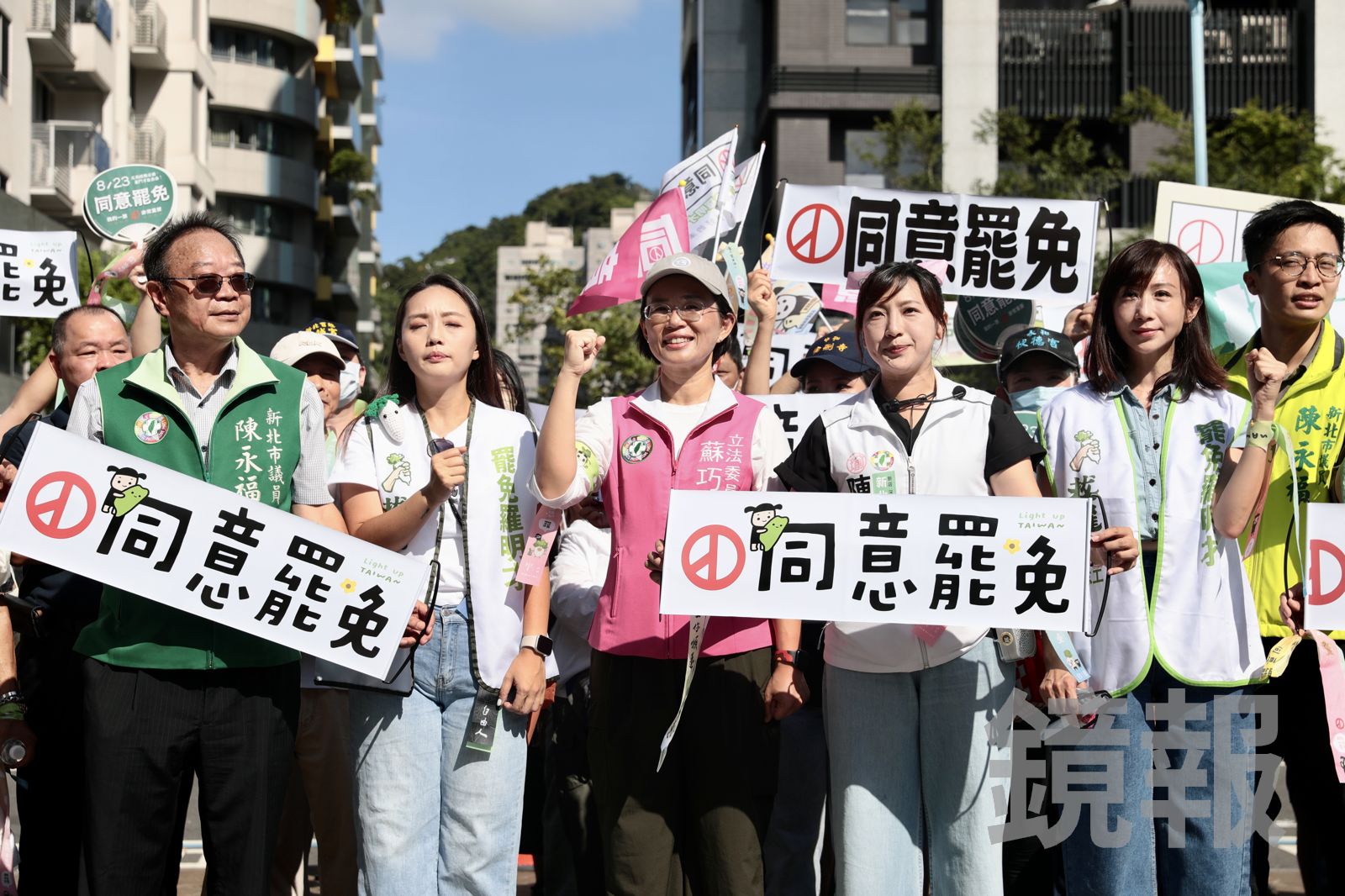 綠營黨公職協助罷免團體,一起站路口、宣講,搶攻中間選民。(資料照片/林煒凱攝)