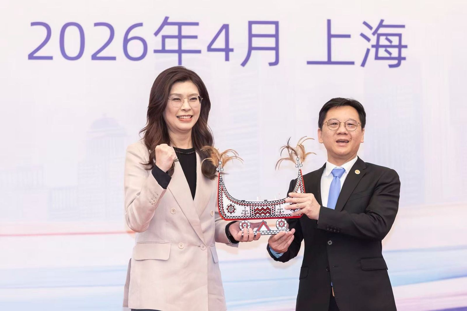 鄭麗文9日在上海行程，穿米白色西裝外套。圖／國民黨提供