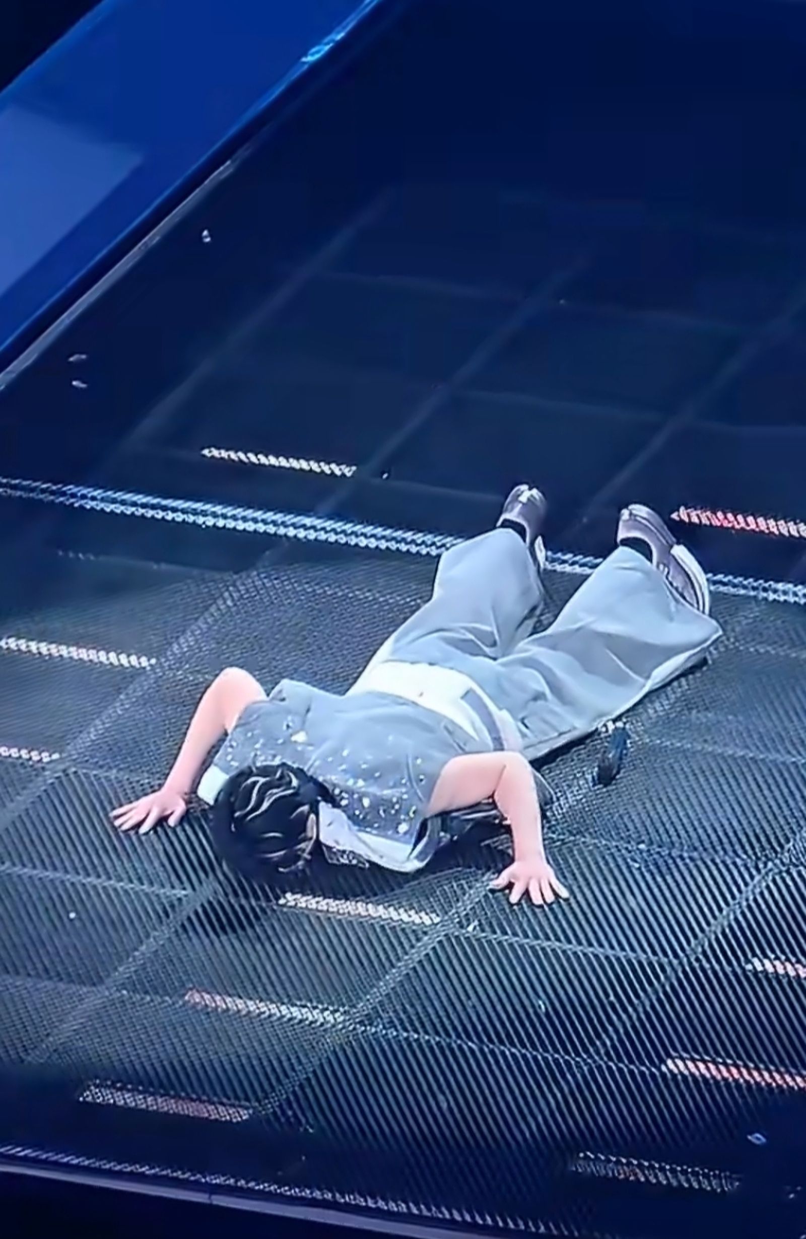 王力宏趴在地上久久未能起身。翻攝沈不疼微博