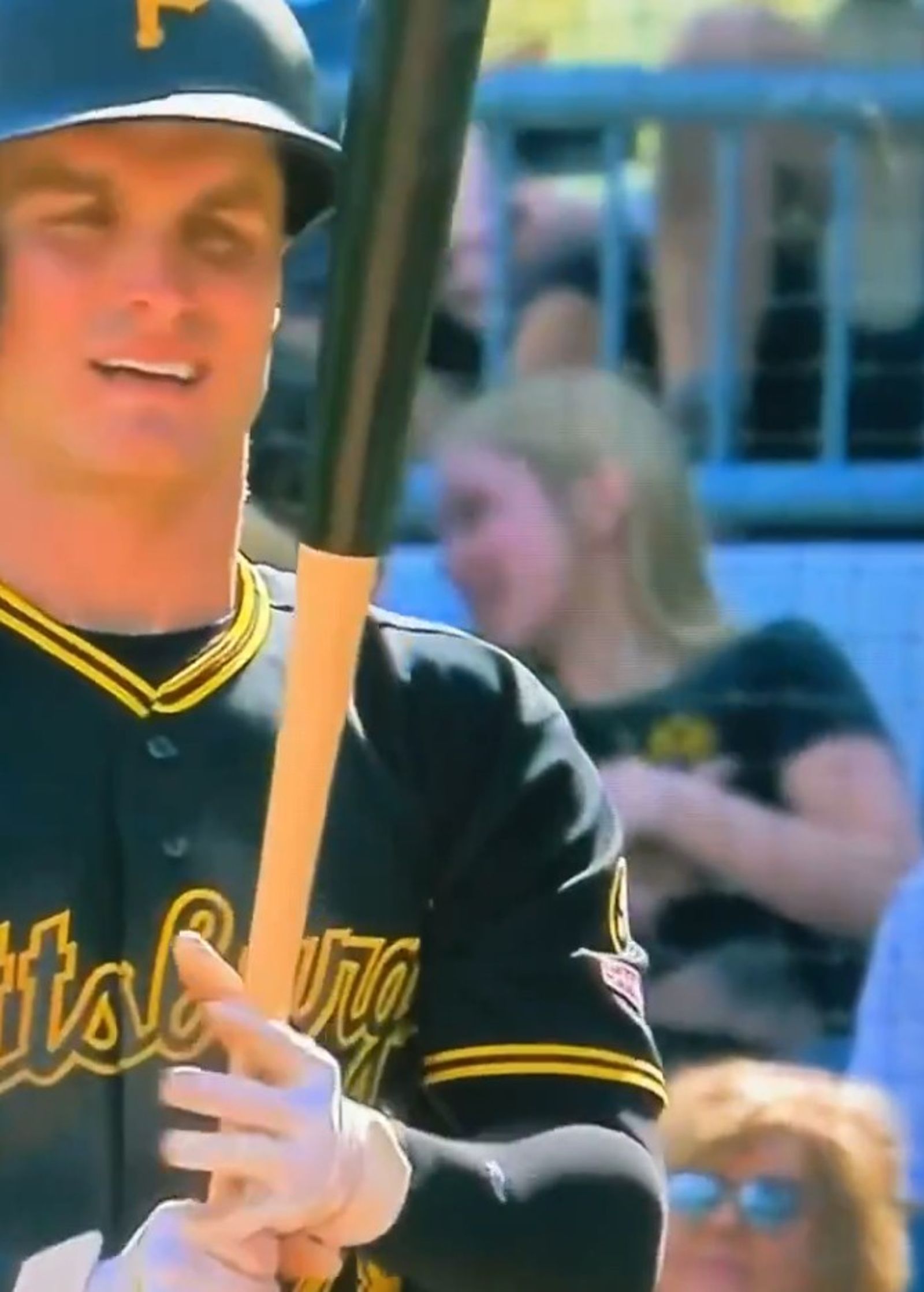 女子讓男子放手後又恢復正常交談。圖／翻攝自X／@PNCsGiantBalls