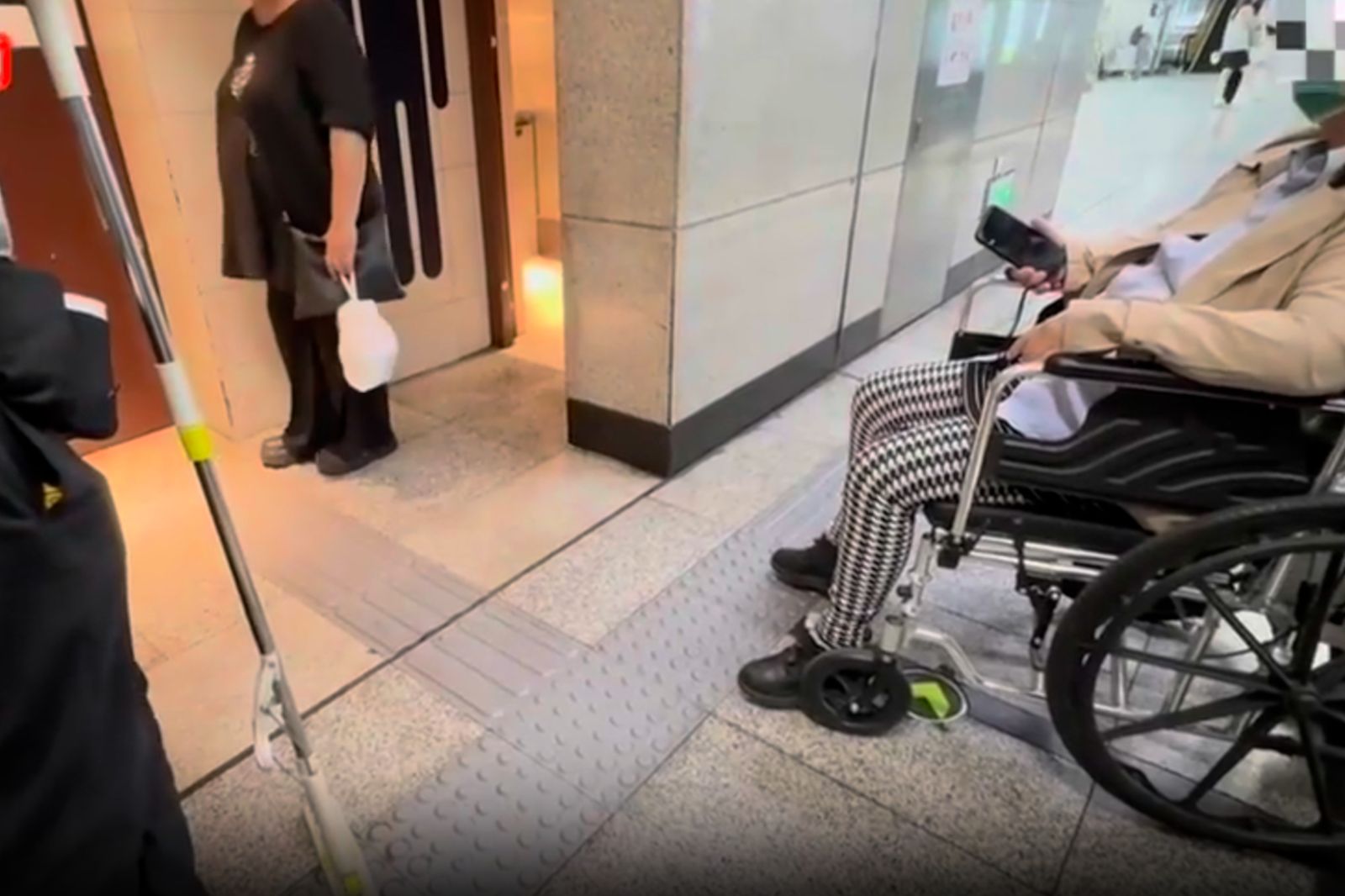 小情侶520佔用「殘障廁所」壞壞 老人坐輪椅苦等1小時