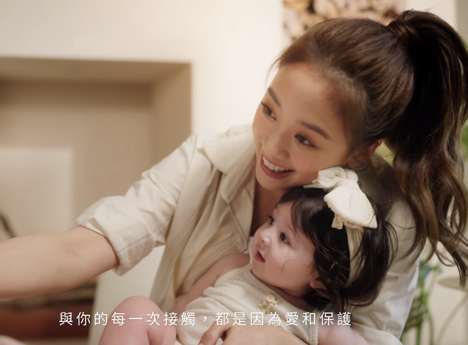 鬼鬼當媽後首度公開「照顧混血寶寶」畫面　分享「一起玩、一起笑」心聲