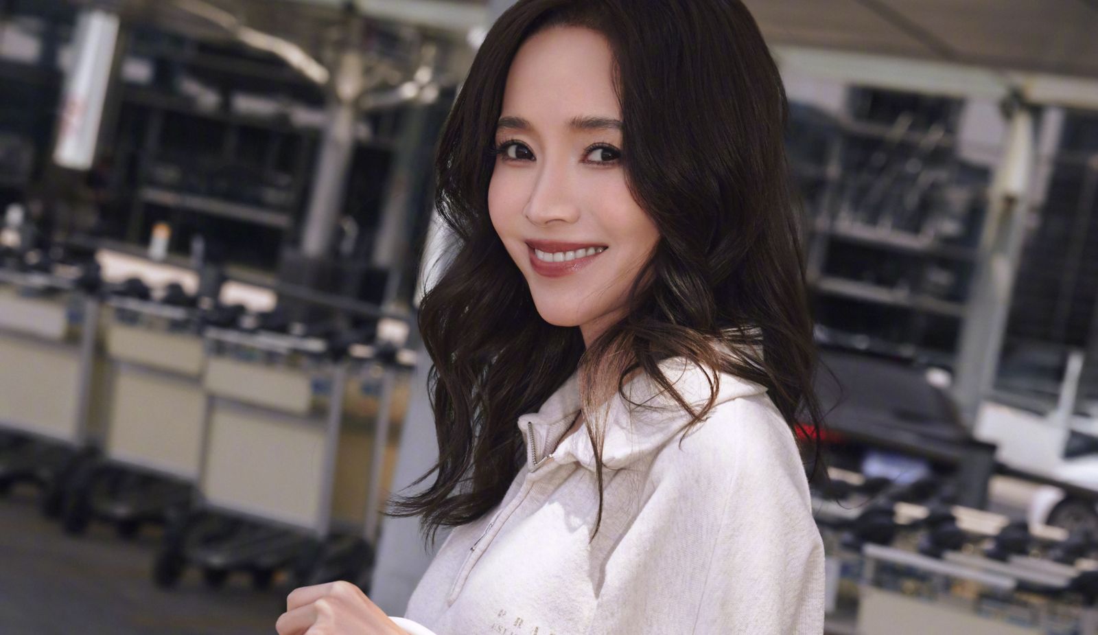 遭陸委會點名「舔共藝人」查懲名單！侯佩岑官方微博發聲了