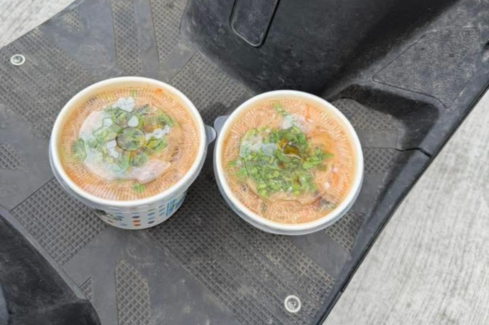 不想花1元買袋子！彰化阿公「1動作」護2碗麵線　網看傻：至於嗎...她暖送1小物解救