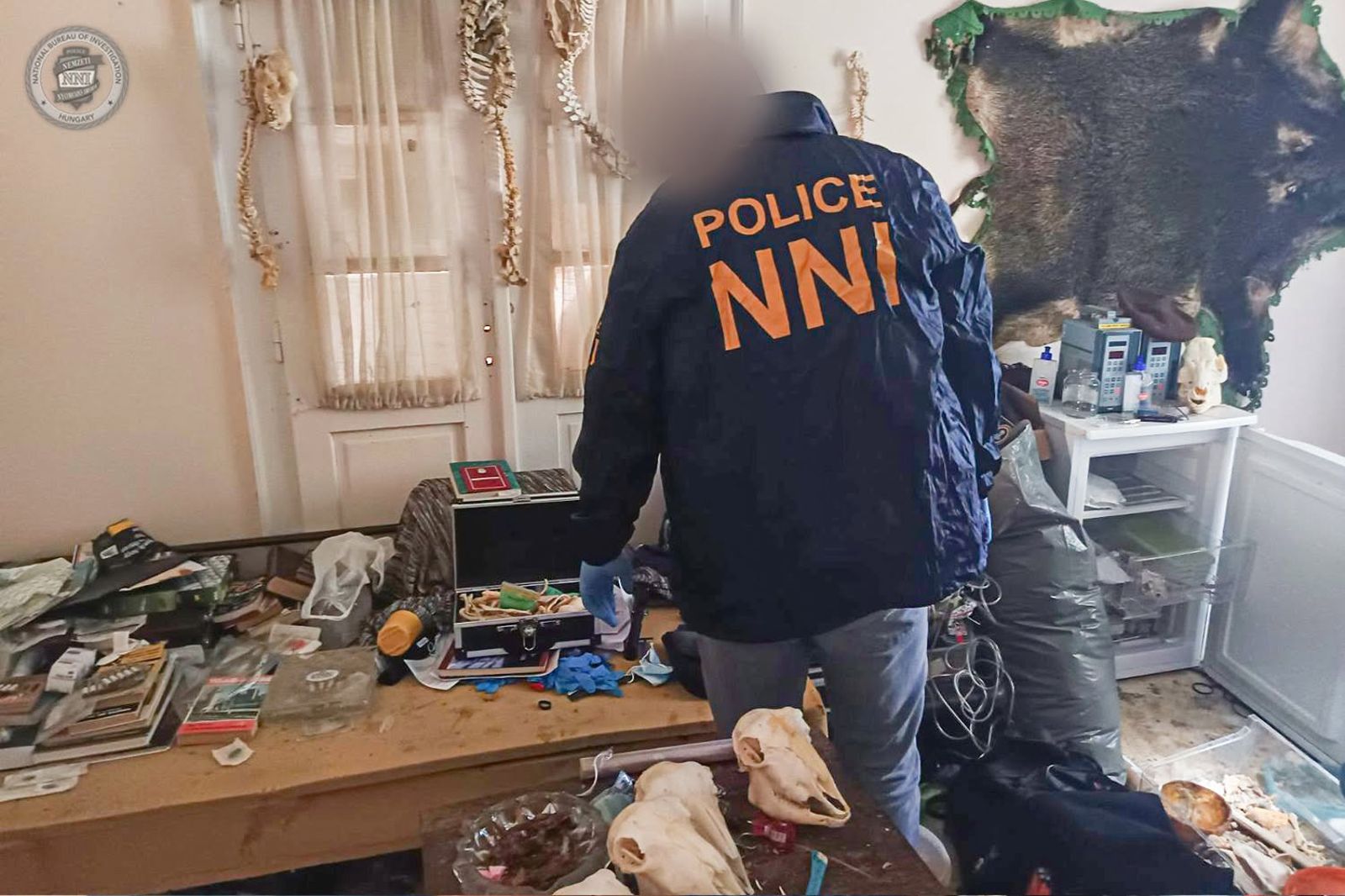 警方在男子家中查獲大量人體器官和部位。圖／翻攝自匈牙利警察局官網