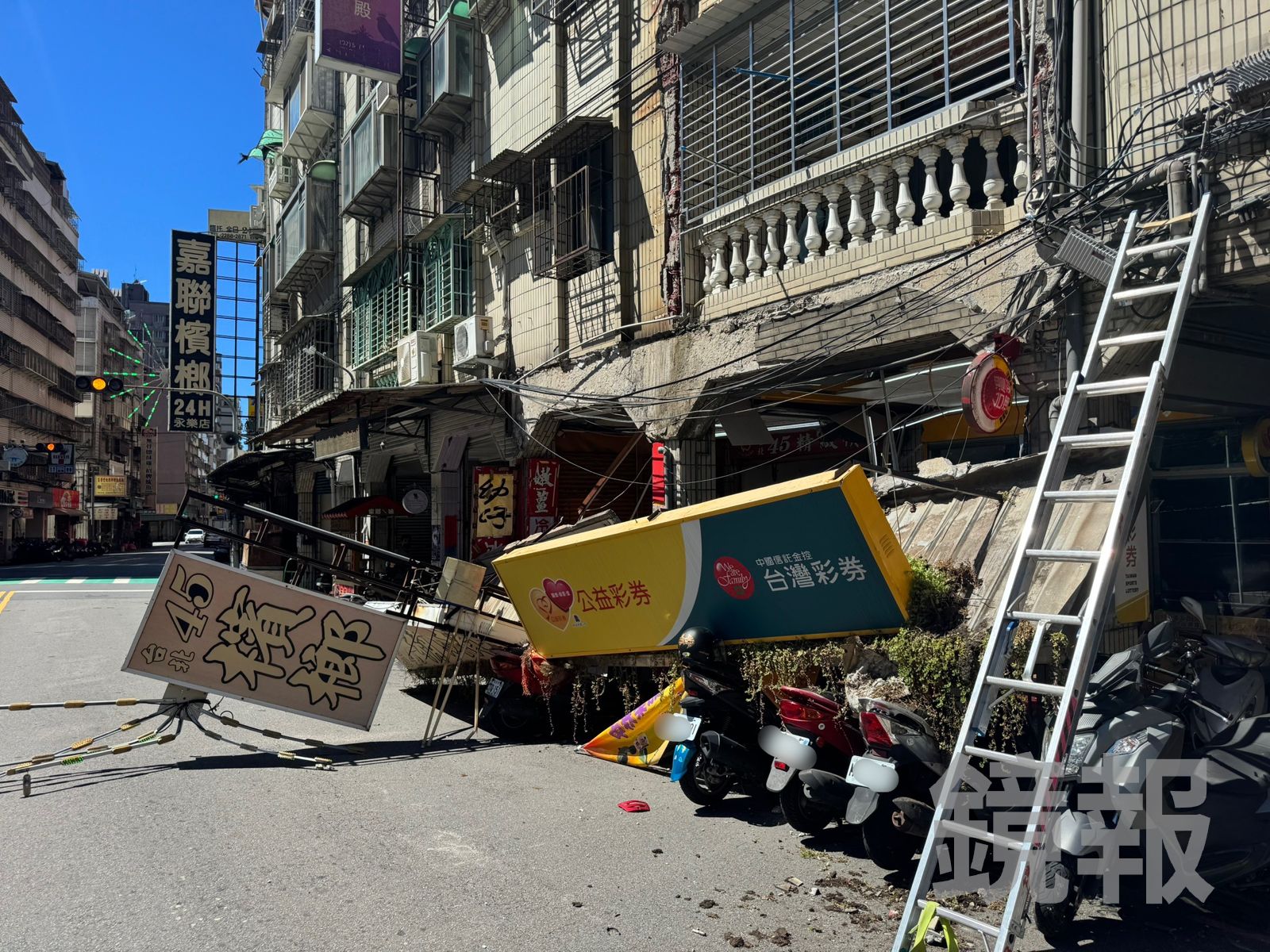 外牆及招牌應聲墜落地面造成5輛機車受損。翻攝畫面