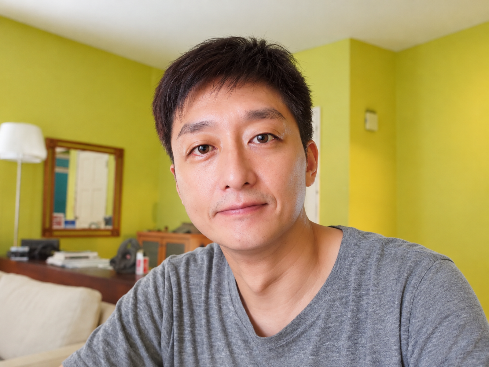 柯宇綸10日在社群平台曬出直升機吊掛巨幅國旗飛越台北101的畫面,被外界解讀為政治表態。圖/翻攝柯宇綸臉書