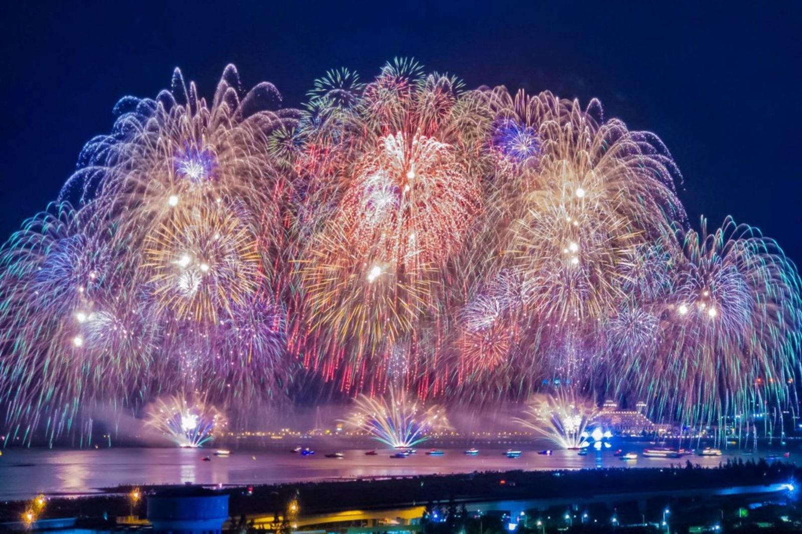 淡水漁人碼頭「仲夏繽紛樂」週日壓軸登場！警交管升級　提醒民眾別「卡位違停」看煙火