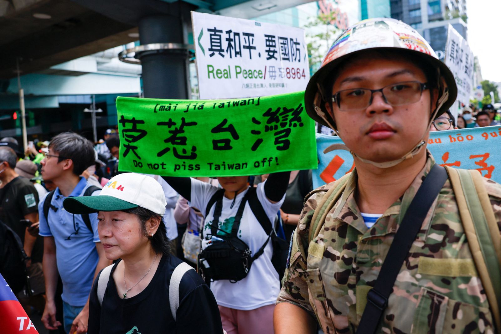 年輕世代對於政治的理解,資訊來源更加多元、開放。圖為今年5月台北民眾參加集會,支持政府增加國防開支。圖/達志影像