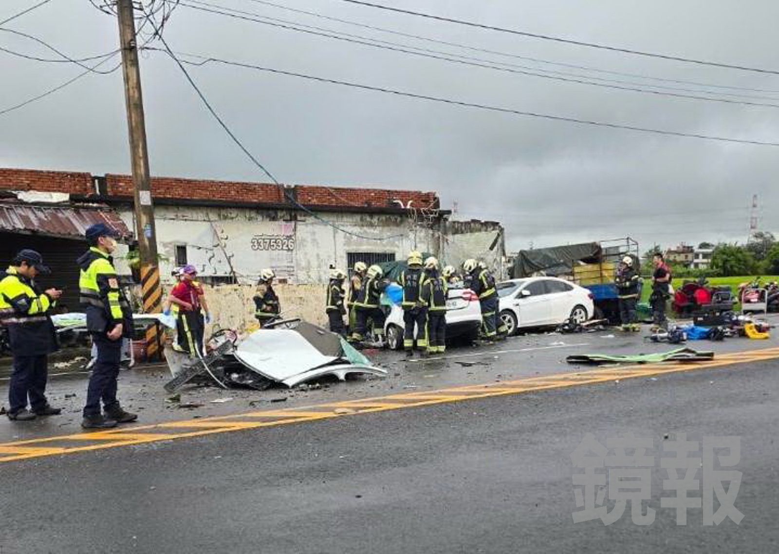 轎車車頂被掀開,掉落在車道上。翻攝fb新屋生活圈