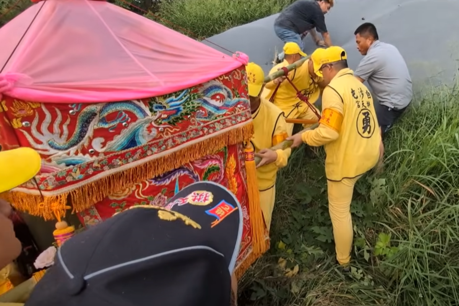 粉紅超跑又顯神蹟！全員隨白沙屯媽祖爬45度山「只為這事」