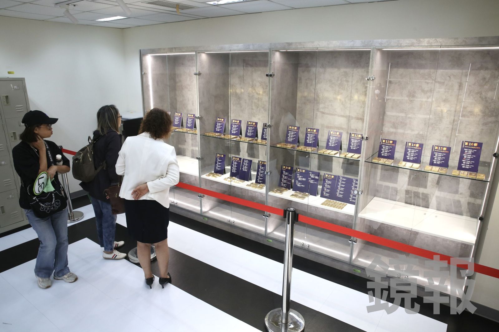 總重64公斤的黃金吸引民眾駐足。董孟航攝