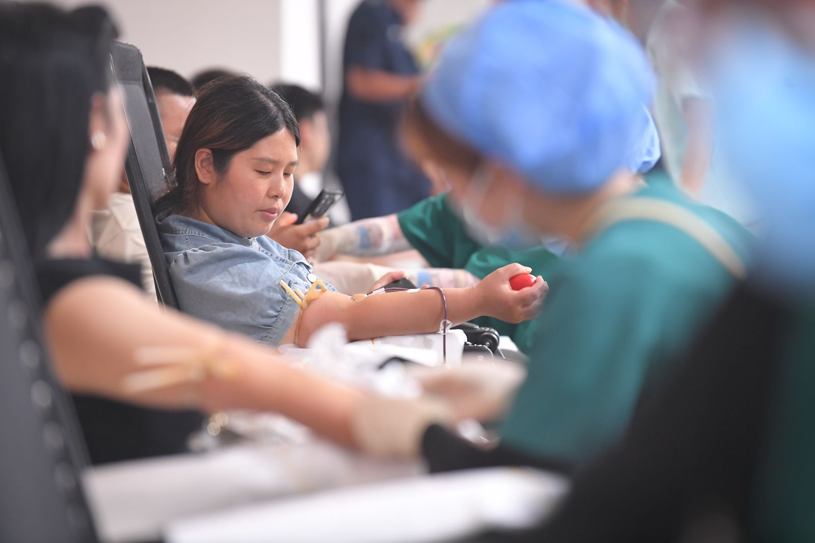 揭秘中國血源黑市！仲介高價轉賣「捐血證」教吃藥闖關　醫師也成共犯