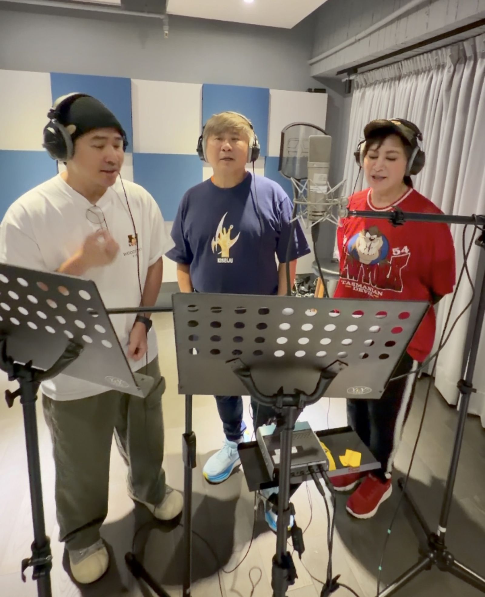 歐漢聲(左起)、胡瓜、陳亞蘭錄製《週末最強大》主題曲。華視、緯來提供