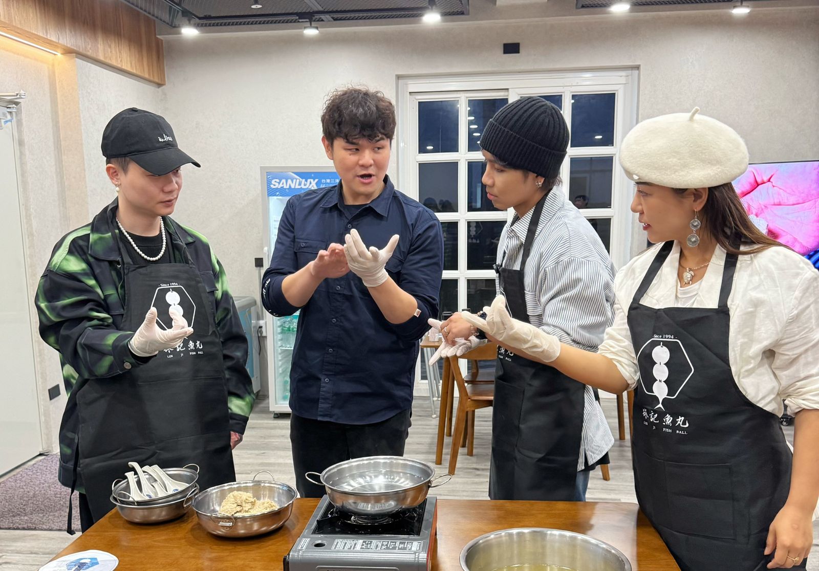 鼓鼓與丁噹、蕭秉治深入花蓮體驗手作。相信音樂提供