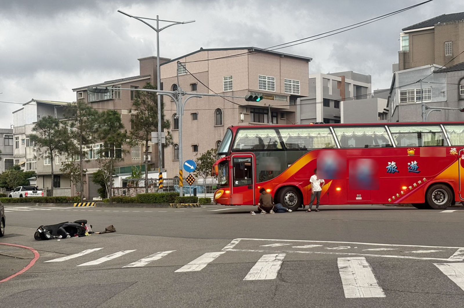 苗栗頭份發生遊覽車與機車碰撞事故，還好機車騎士送醫沒有生命危險。民眾提供