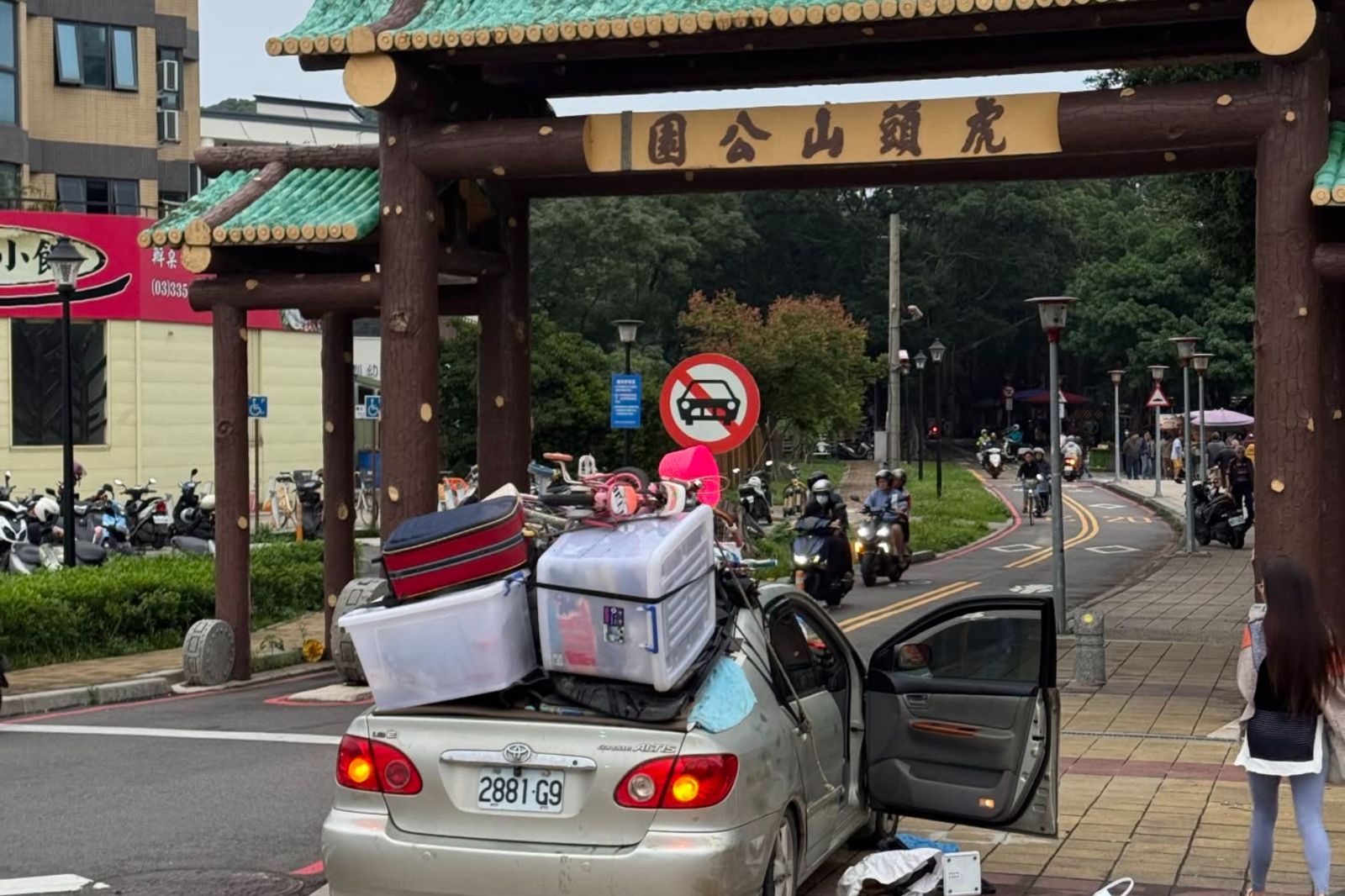 超扯!桃園阿伯開「移動城堡」上路 網全看傻:後座門把也太堅固