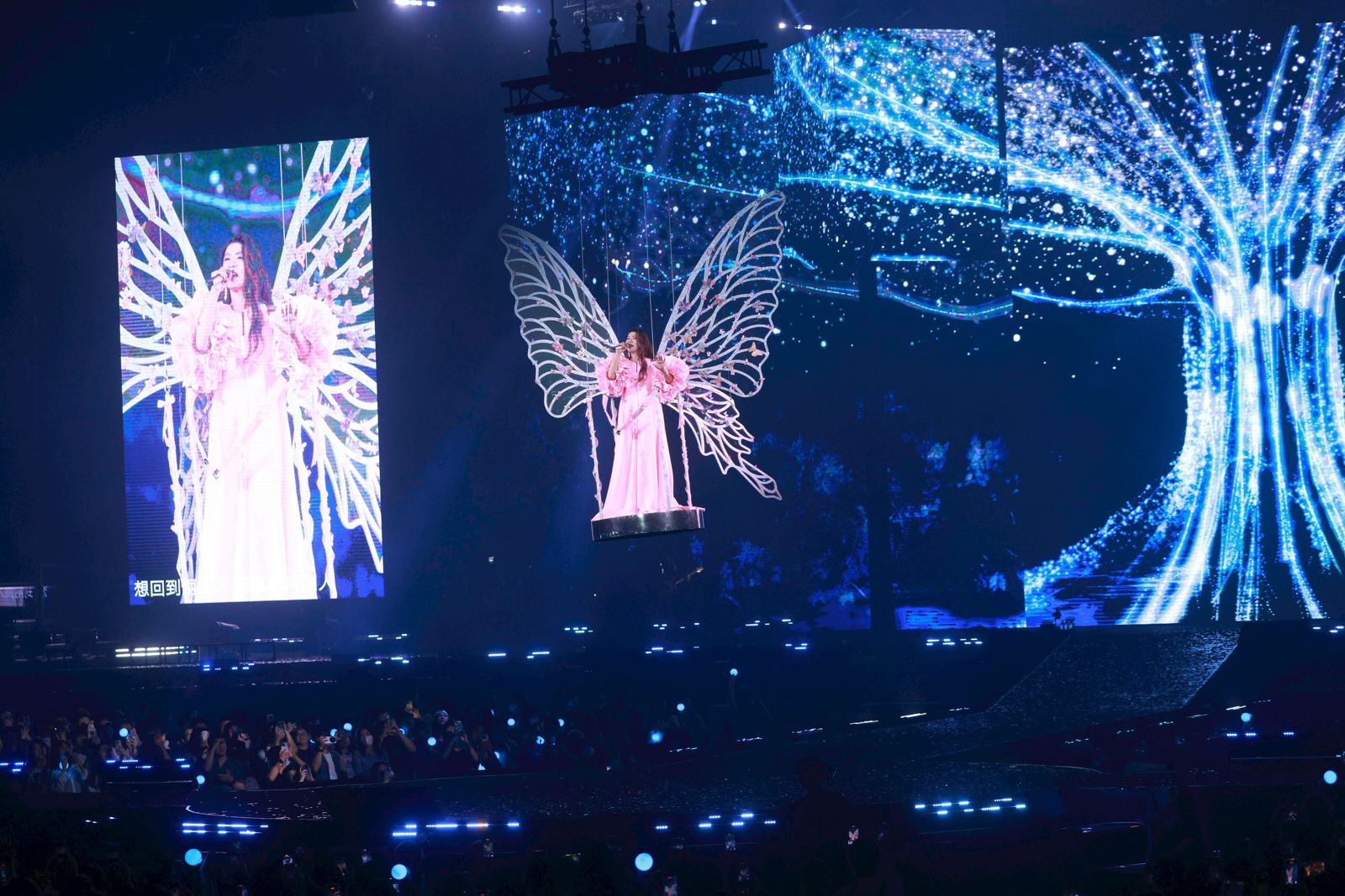 丁噹飛上小巨蛋高空開唱,造型絕美。劉耀勻攝