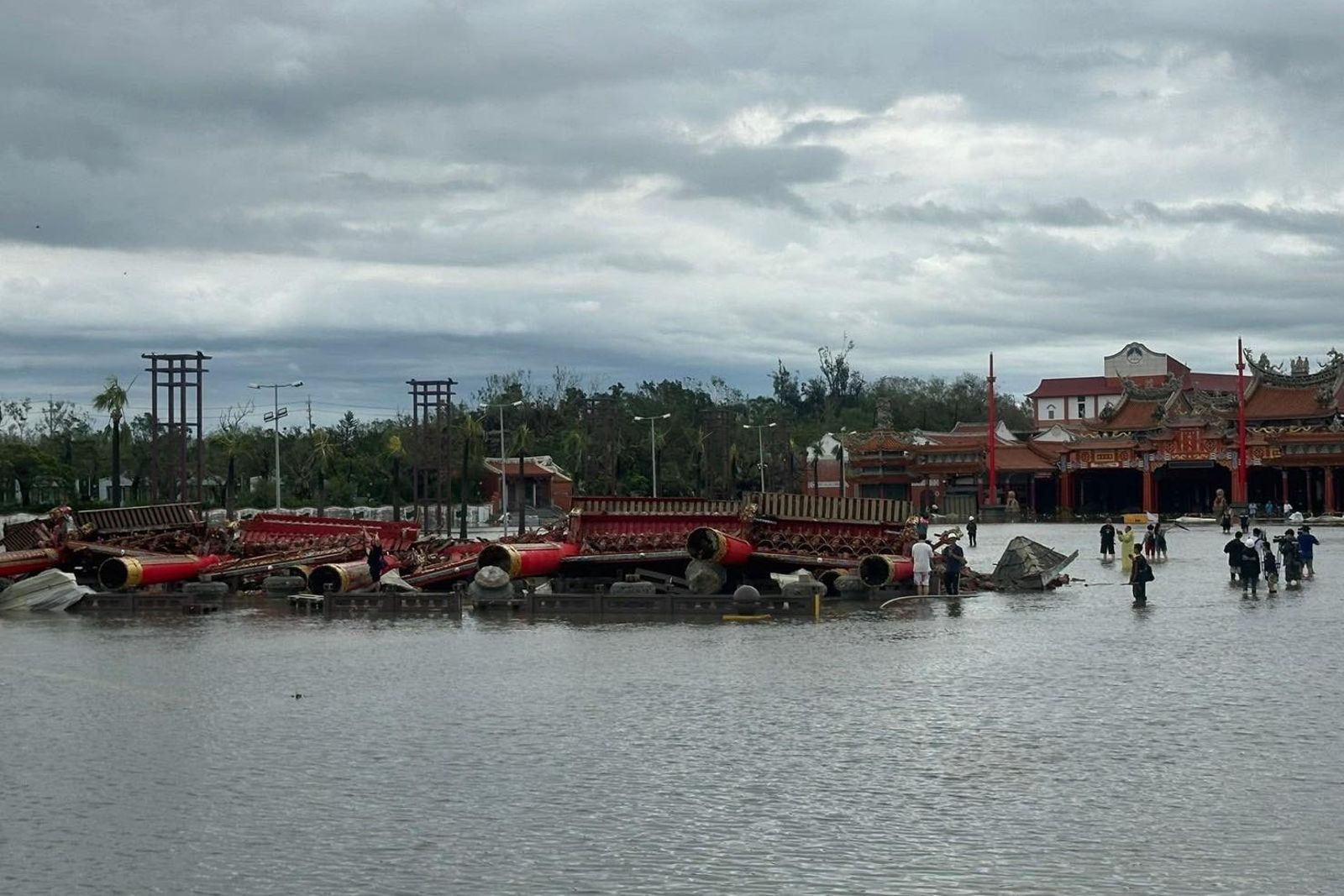 南鯤鯓代天府牌樓承受不住颱風威力倒塌。圖／翻攝自Threads@yisatsai
