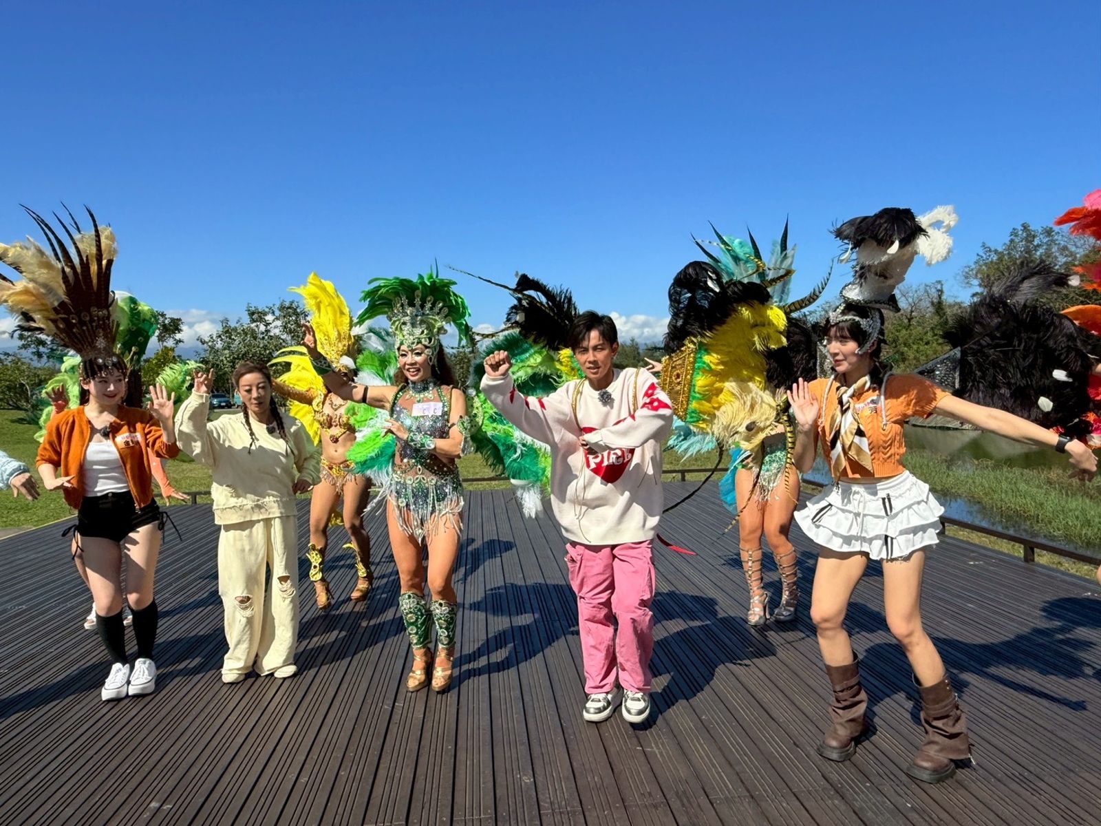 一行人跳森巴舞熱力開場。民視提供