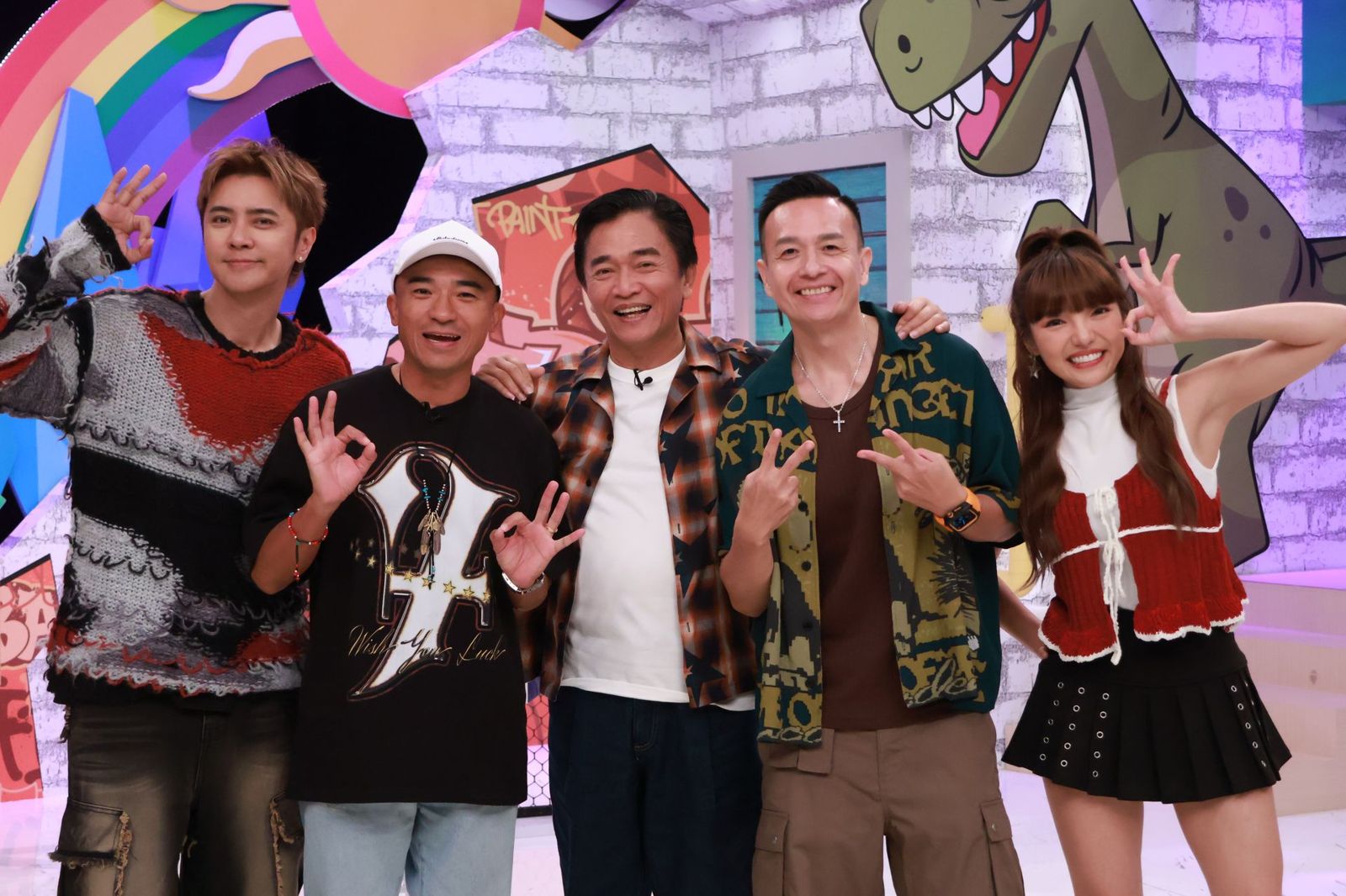 羅志祥（左起）、小馬、吳宗憲、小鐘、何美留下合照。中天提供