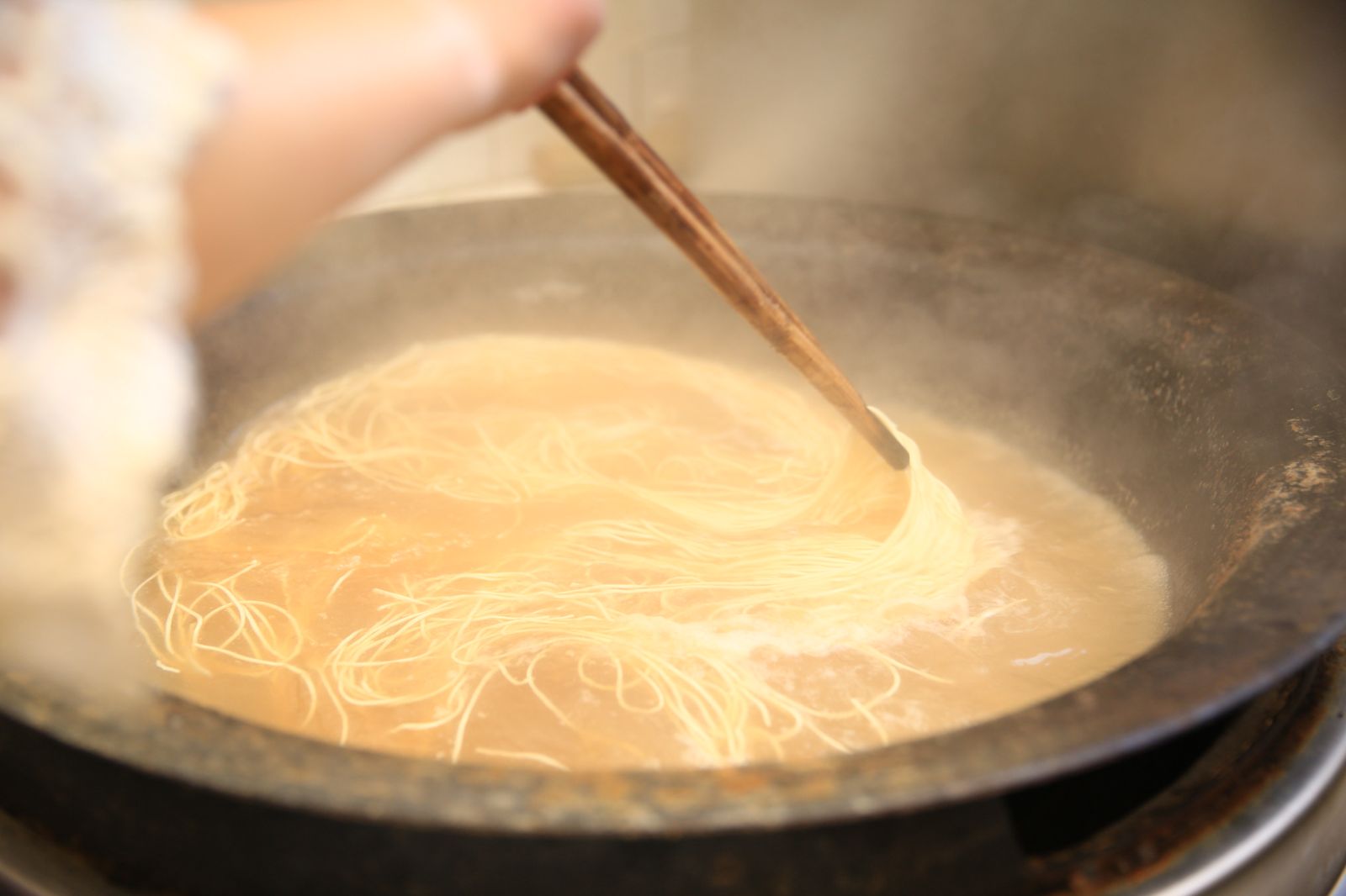 噁心！6旬婦拿筷子「插進煮麵鍋」想殺菌　店家氣炸：沒衛生觀念的可怕老人