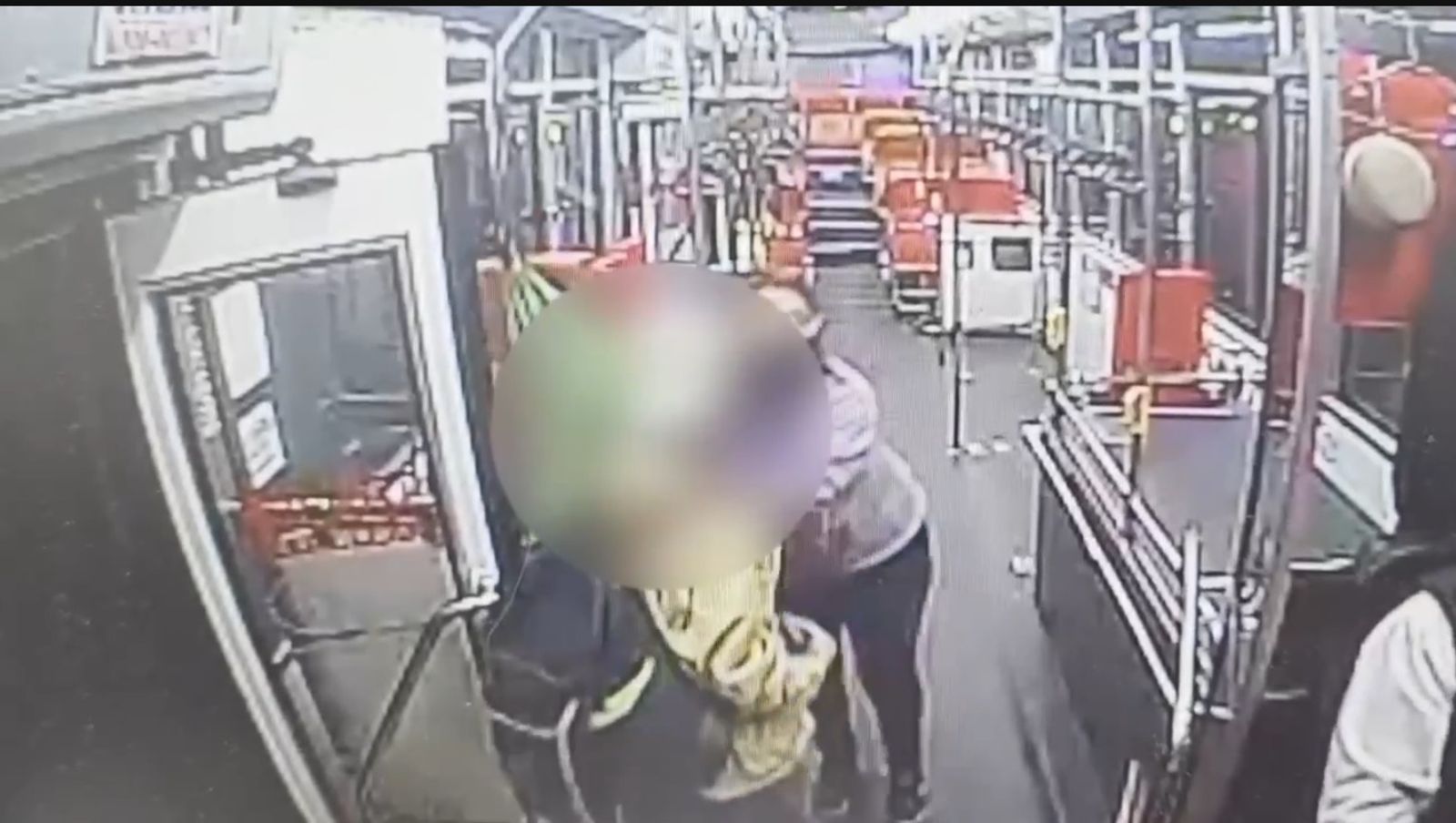 雙方爆發拉扯。翻攝畫面