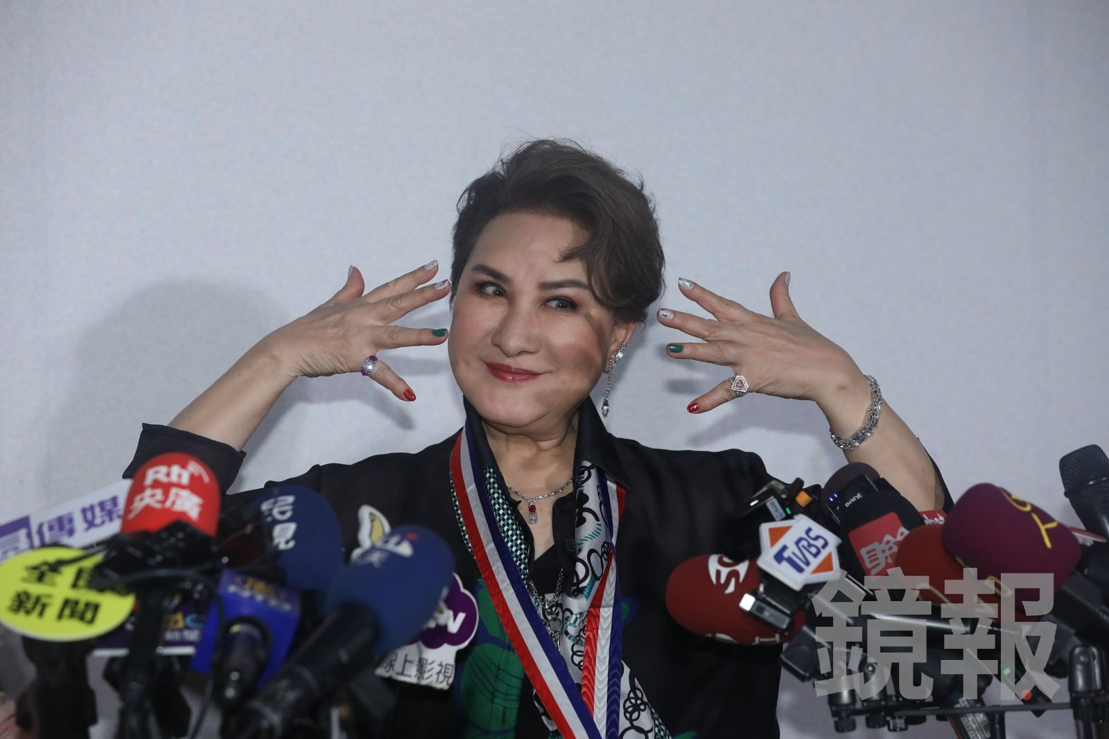 楊麗花受訪時秀出自己擦拭的指甲油。林煒凱攝