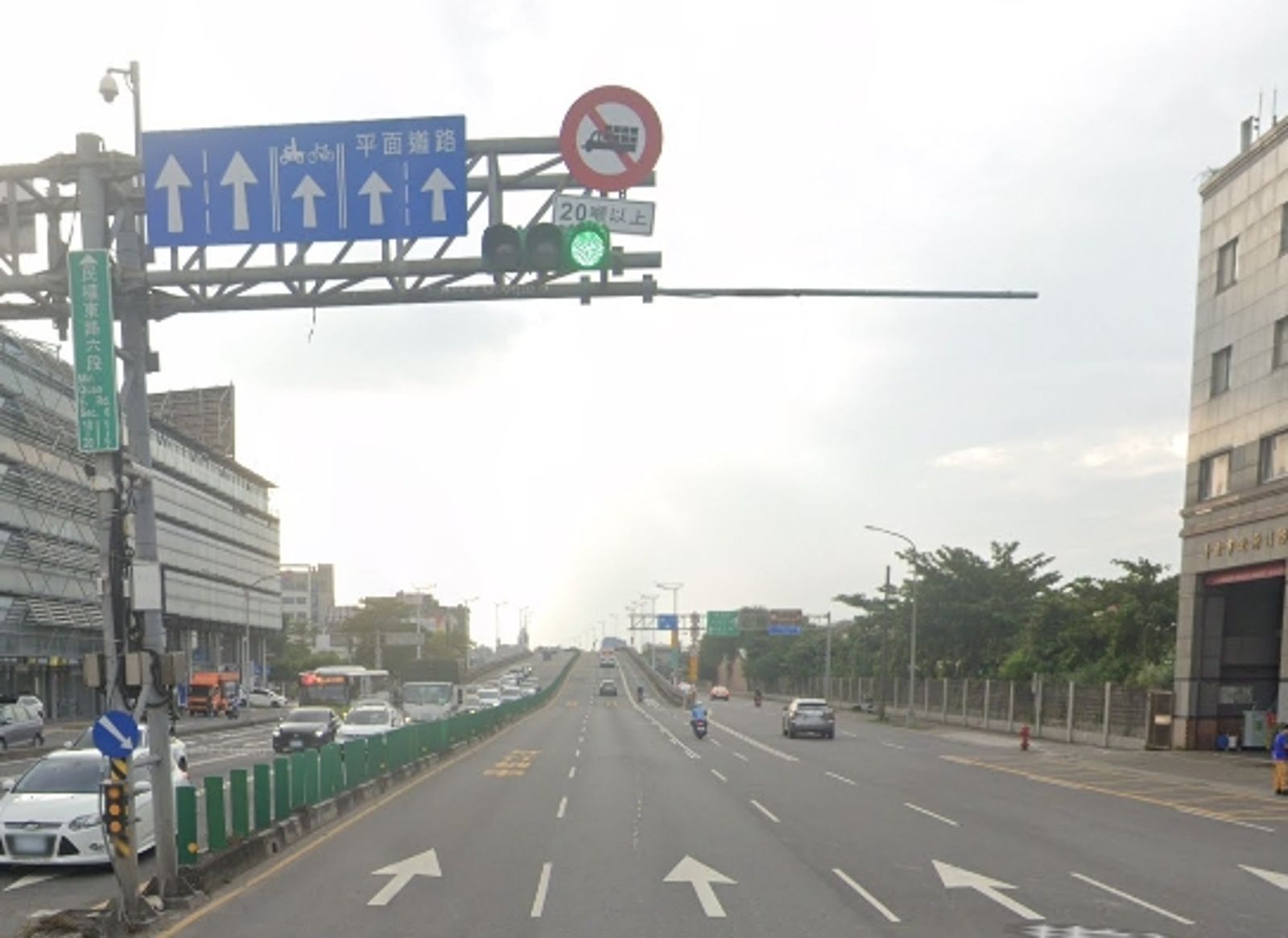 台中超多？他批台灣人開車「停紅燈壞習慣」看了超躁　網友嘆：我爸也會