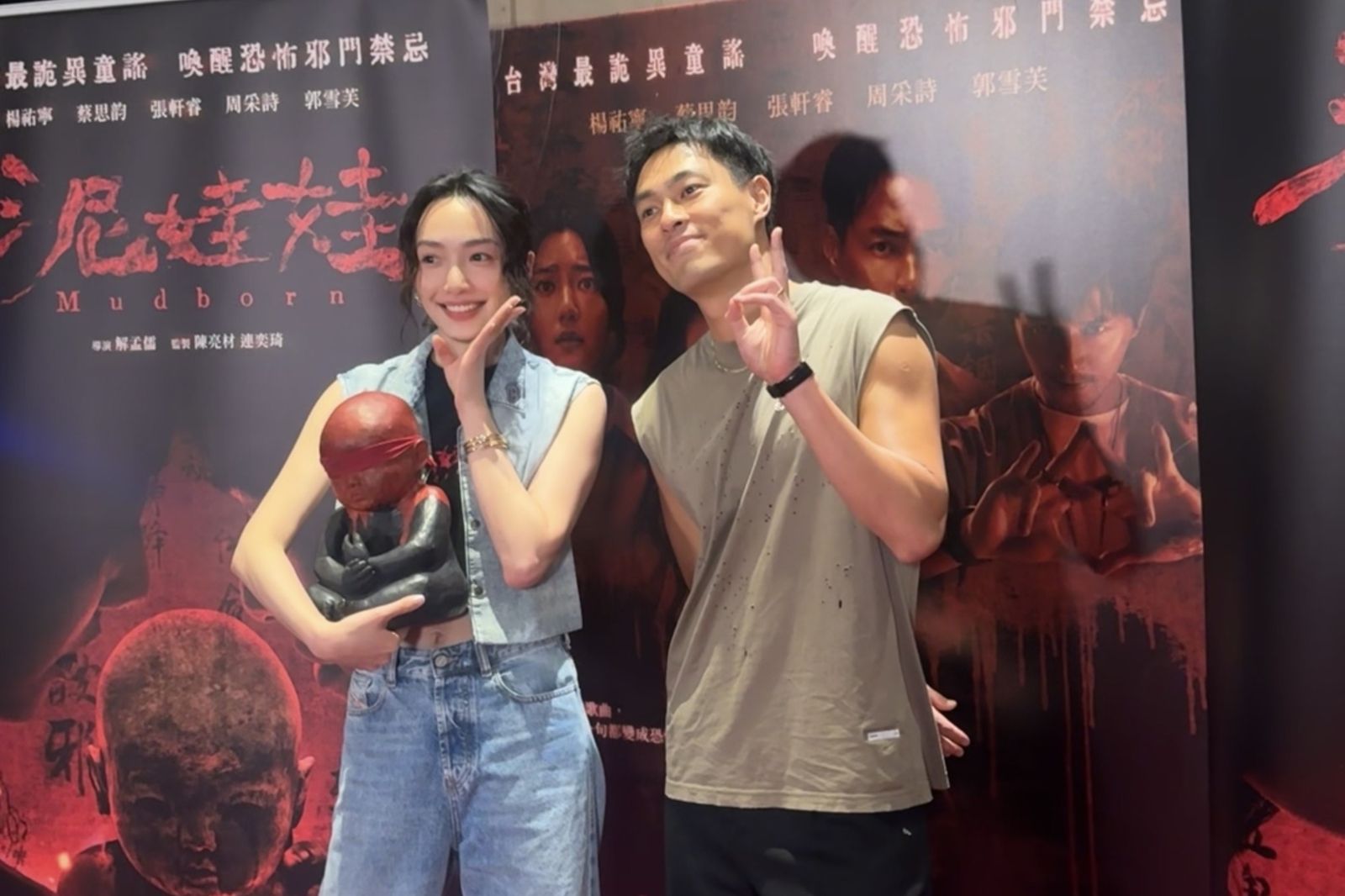 《泥娃娃》苦難夫妻蔡思韵、楊祐寧帶「泥娃本尊」與台中觀眾見面互動。天予電影提供