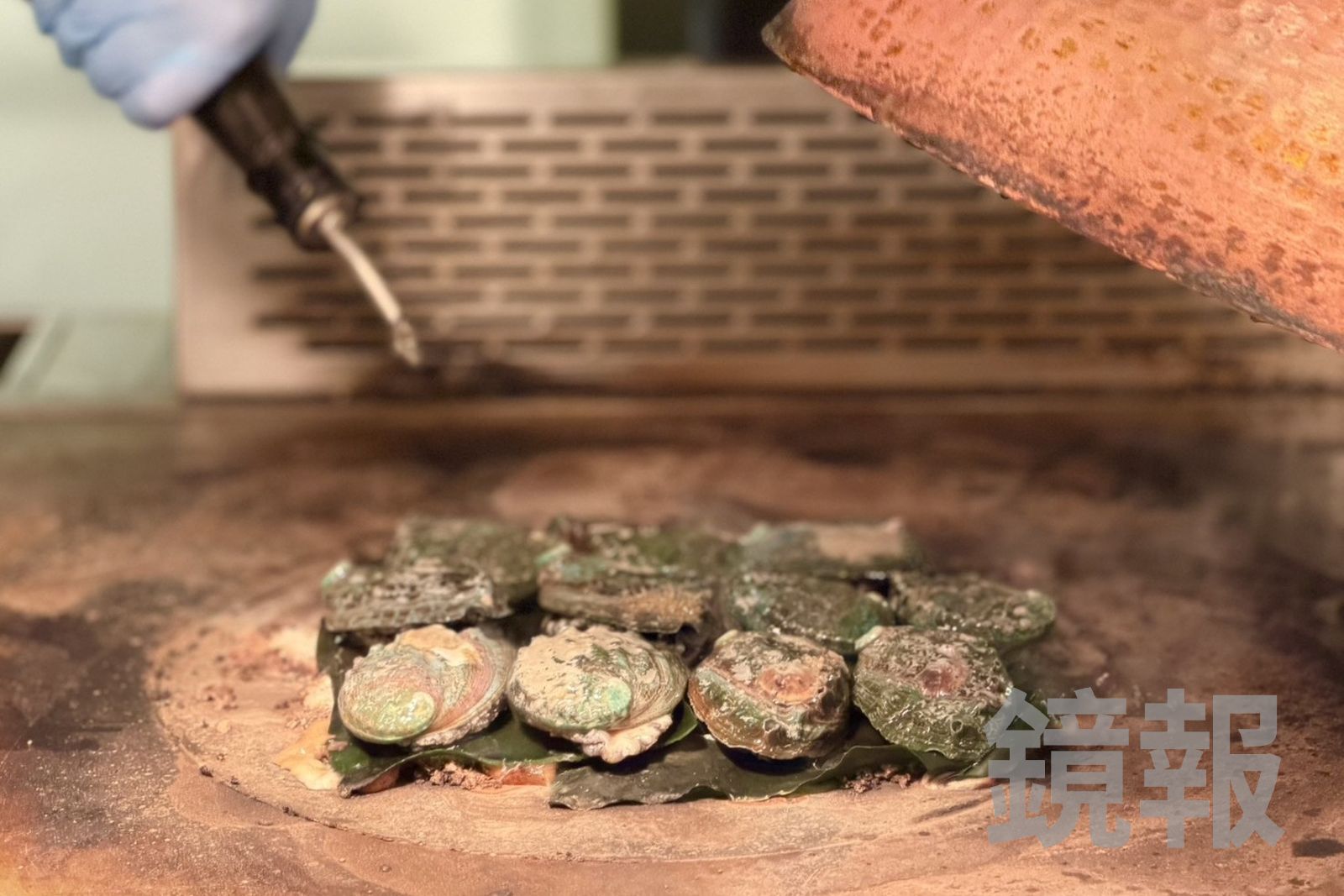 以鹽、昆布燜蒸香煎的鮑魚,相當甜美,也是必拿海鮮之一。