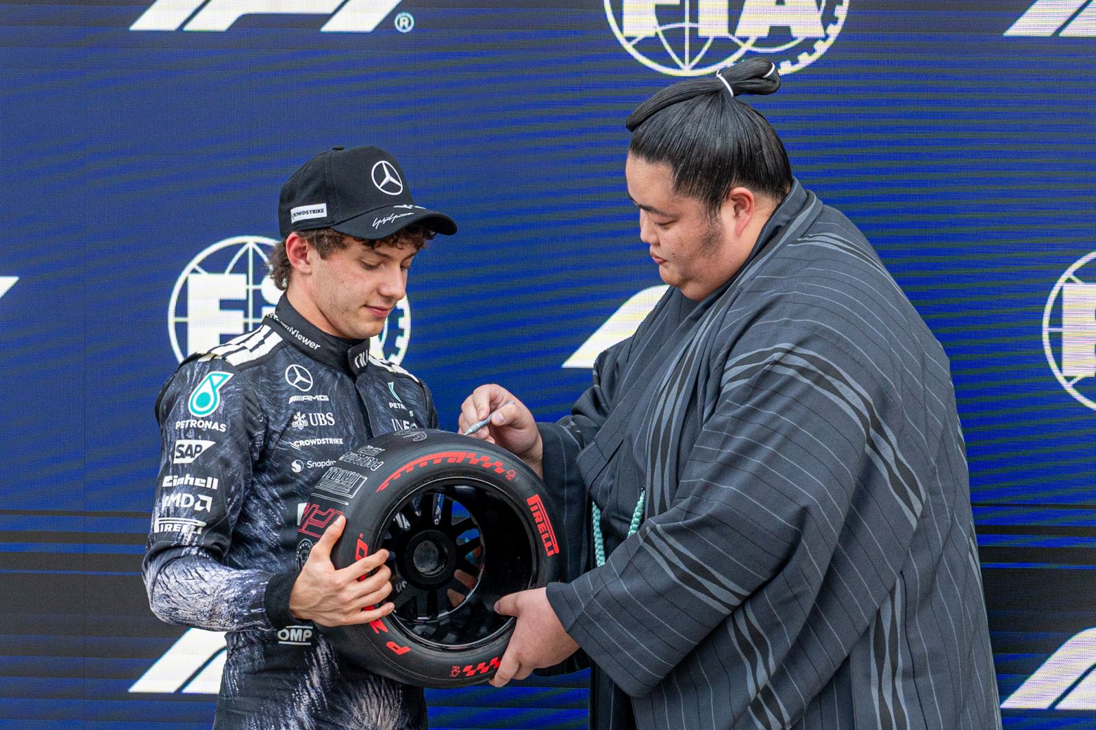 F1跨界日本大相撲！義大利新星再奪桿位　大關琴櫻登場頒獎掀外媒關注