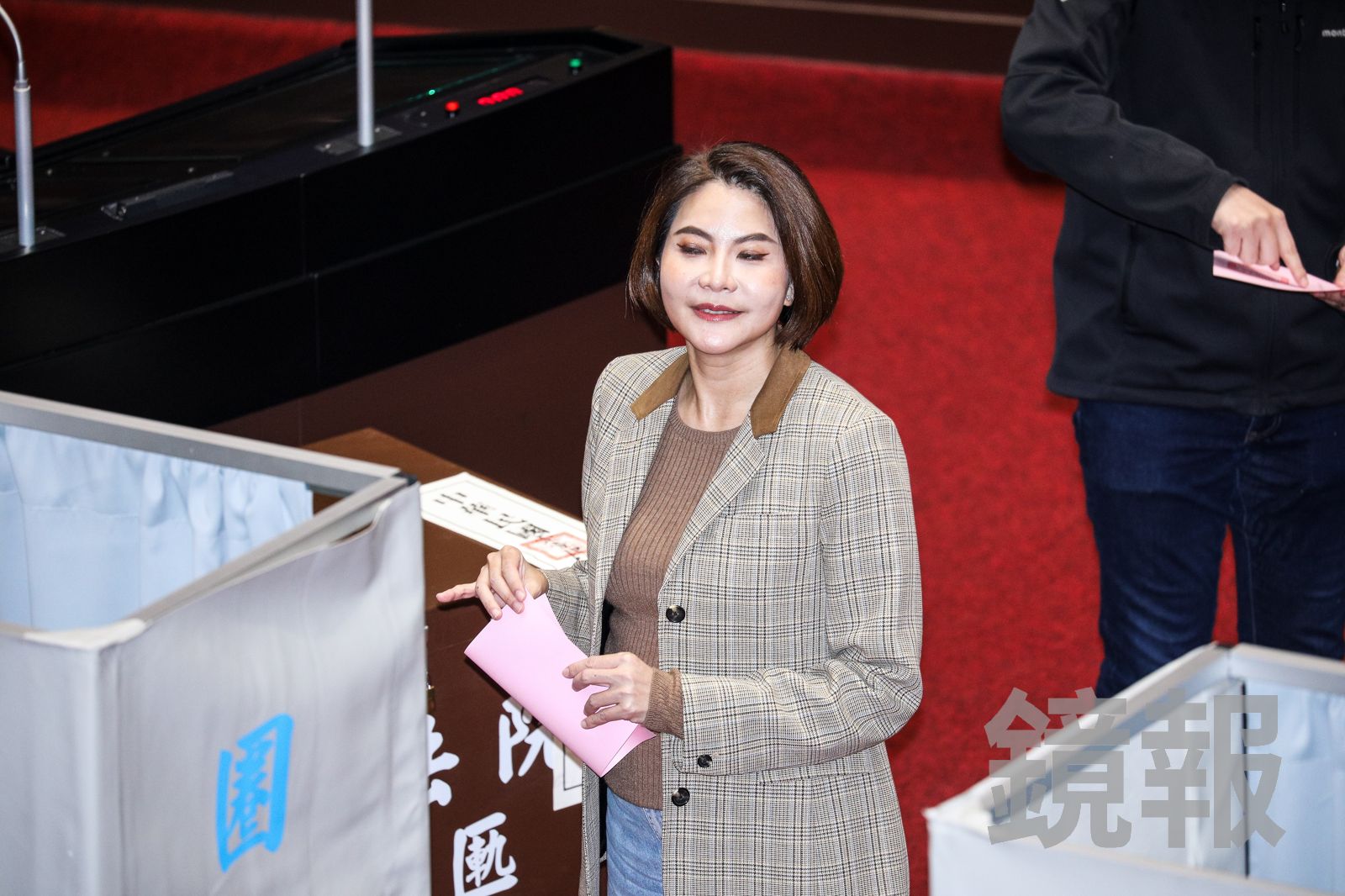 代孕爭議／陳菁徽身兼婦產科醫師力推代理孕母　遭批未利益迴避急喊卡