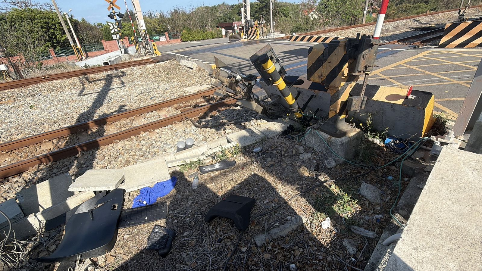 平交道設備也因這起事故損壞。民眾提供