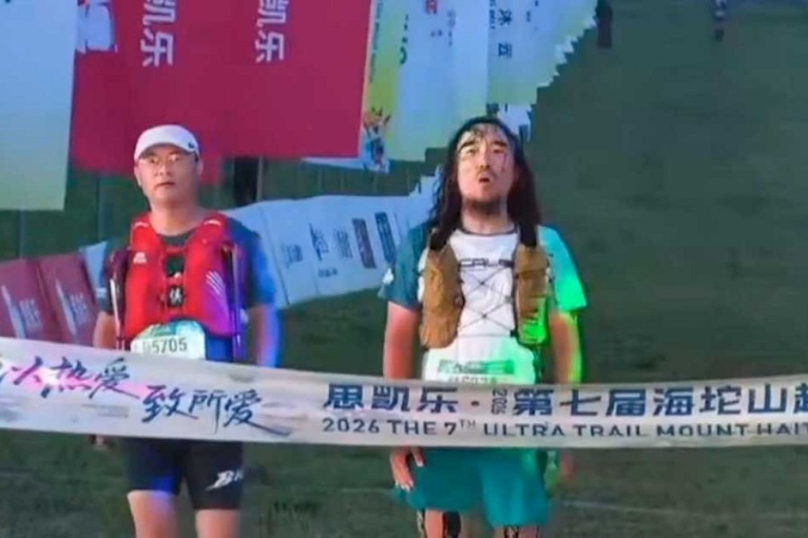 衝刺也要愛國!終點前響起國歌 中國越野賽選手乖乖唱完再跑