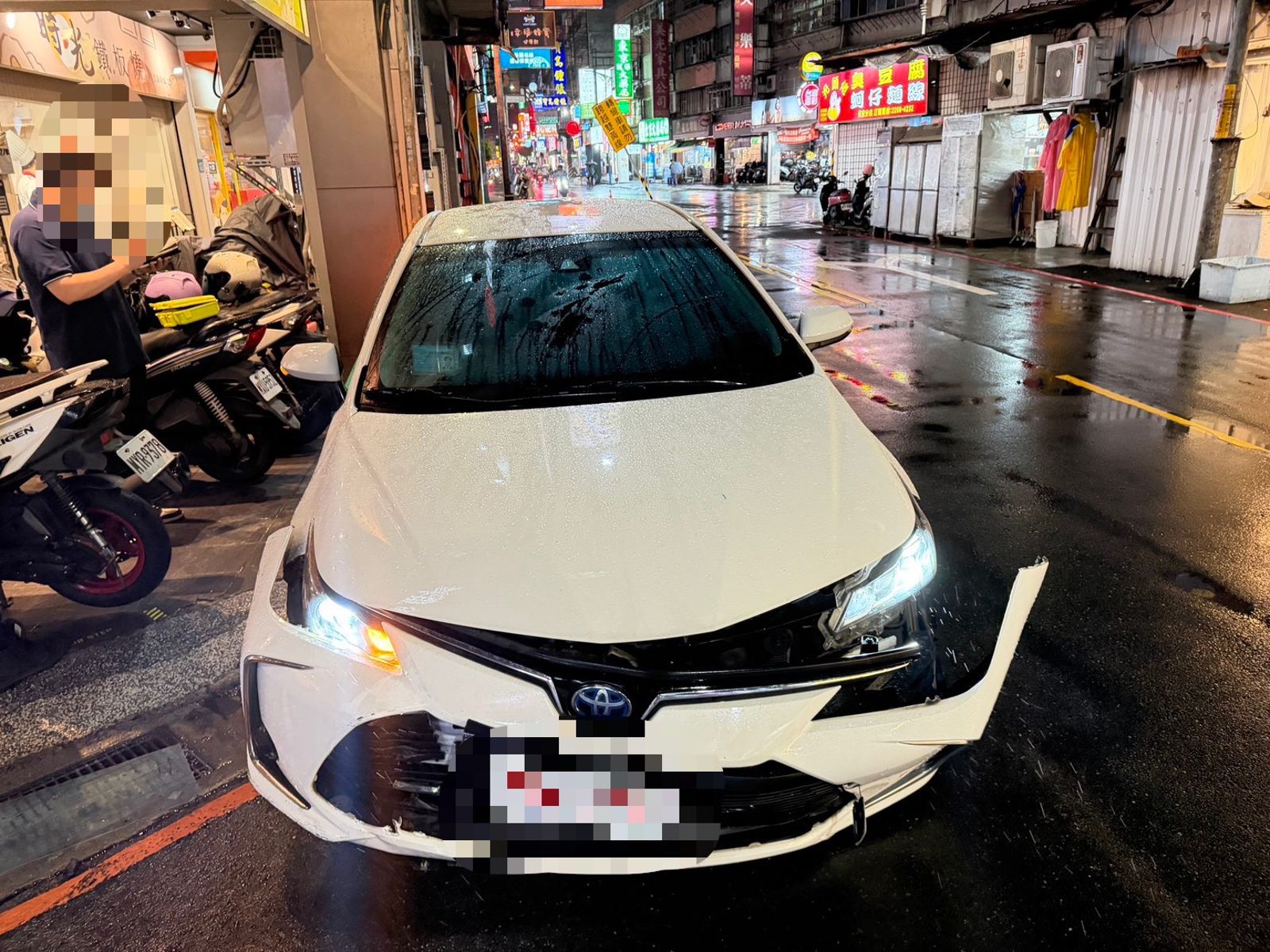 下雨看不清!多元小黃左迴轉「撞柱」車頭爆 還因開進逆向車道領罰單